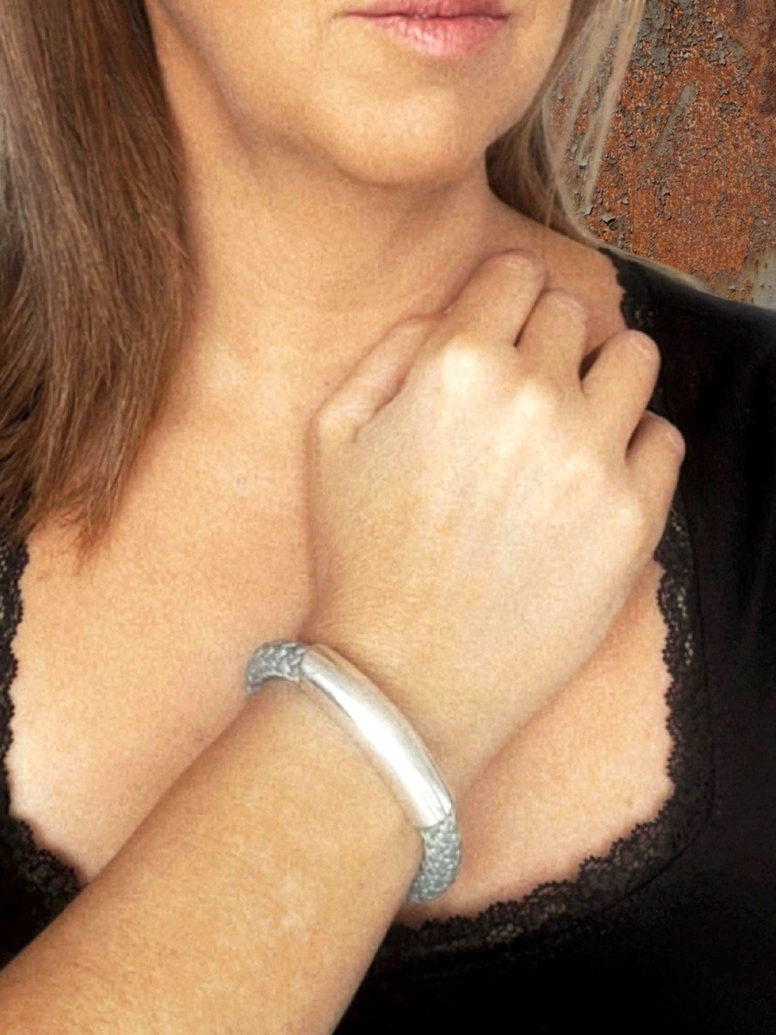WILDSIDE "Naut" bracelet with gray cotton cord and silver-plated zamak tube. Adjustable length with lobster clasp.