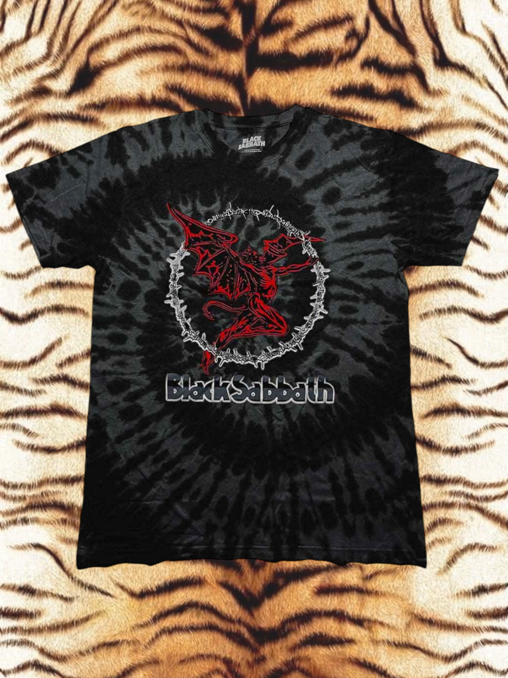 Camiseta unisex Black Sabbath: Red Henry (negra) (Wash Collection)