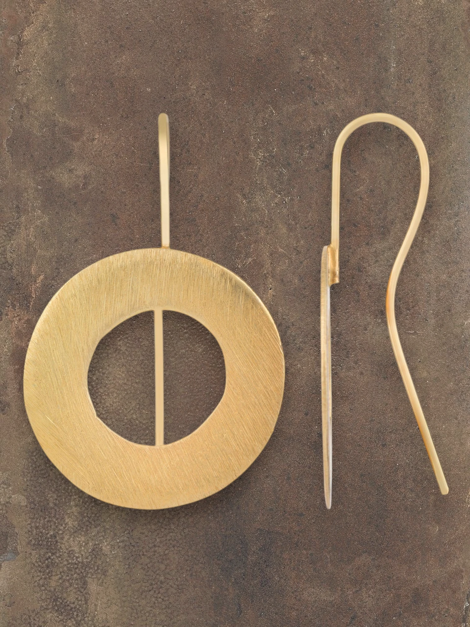 WILDSIDE gold-plated brass hook earrings with round donut shape, 4.5 cm