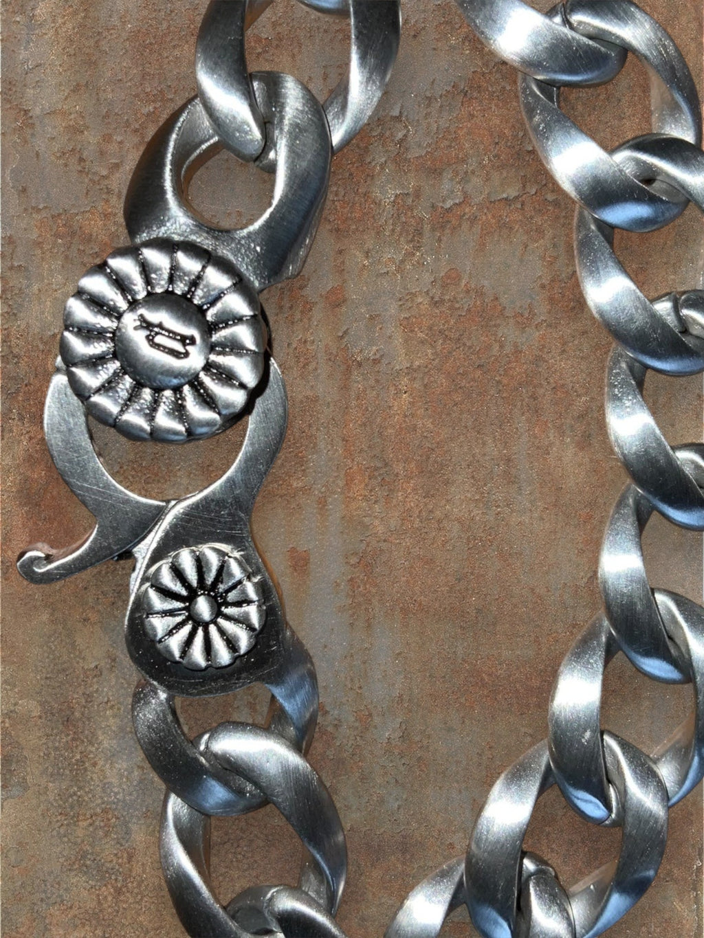WILDSIDE silver metal armband with chunky chain links and decorative floral clasp, 24cm length.