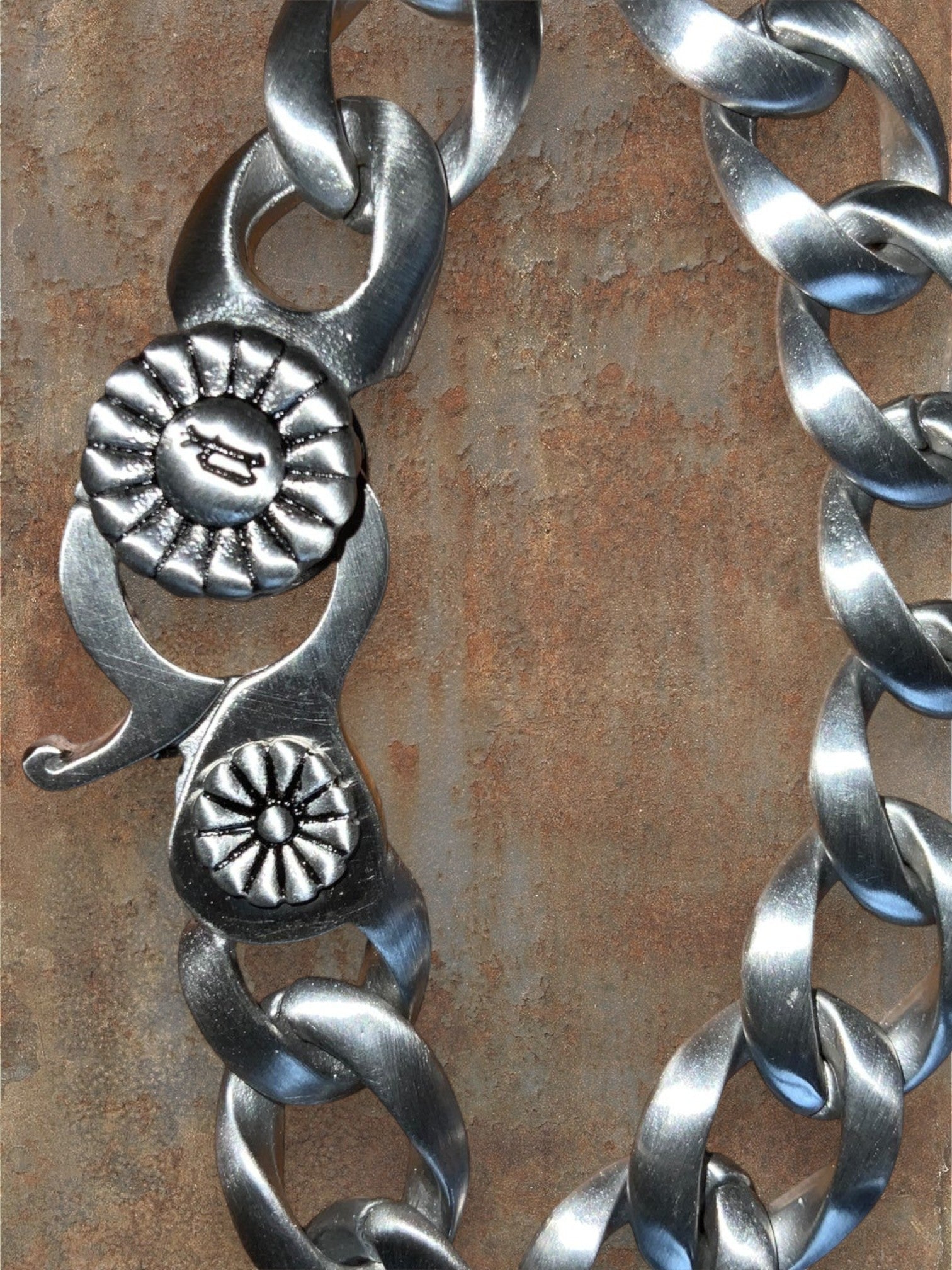 WILDSIDE silver metal armband with chunky chain links and decorative floral clasp, 24cm length.