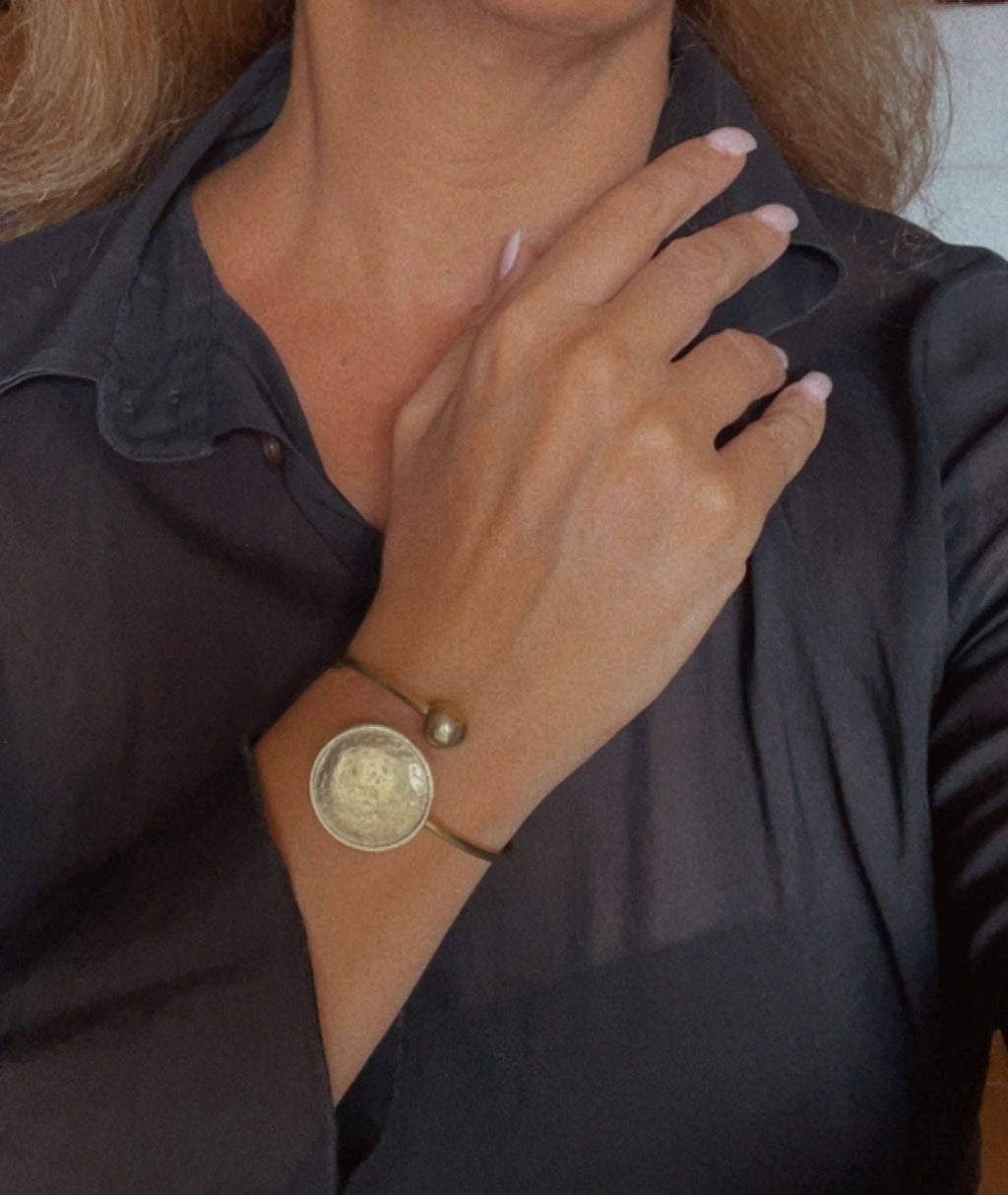 Gehamerde moon armband Goud