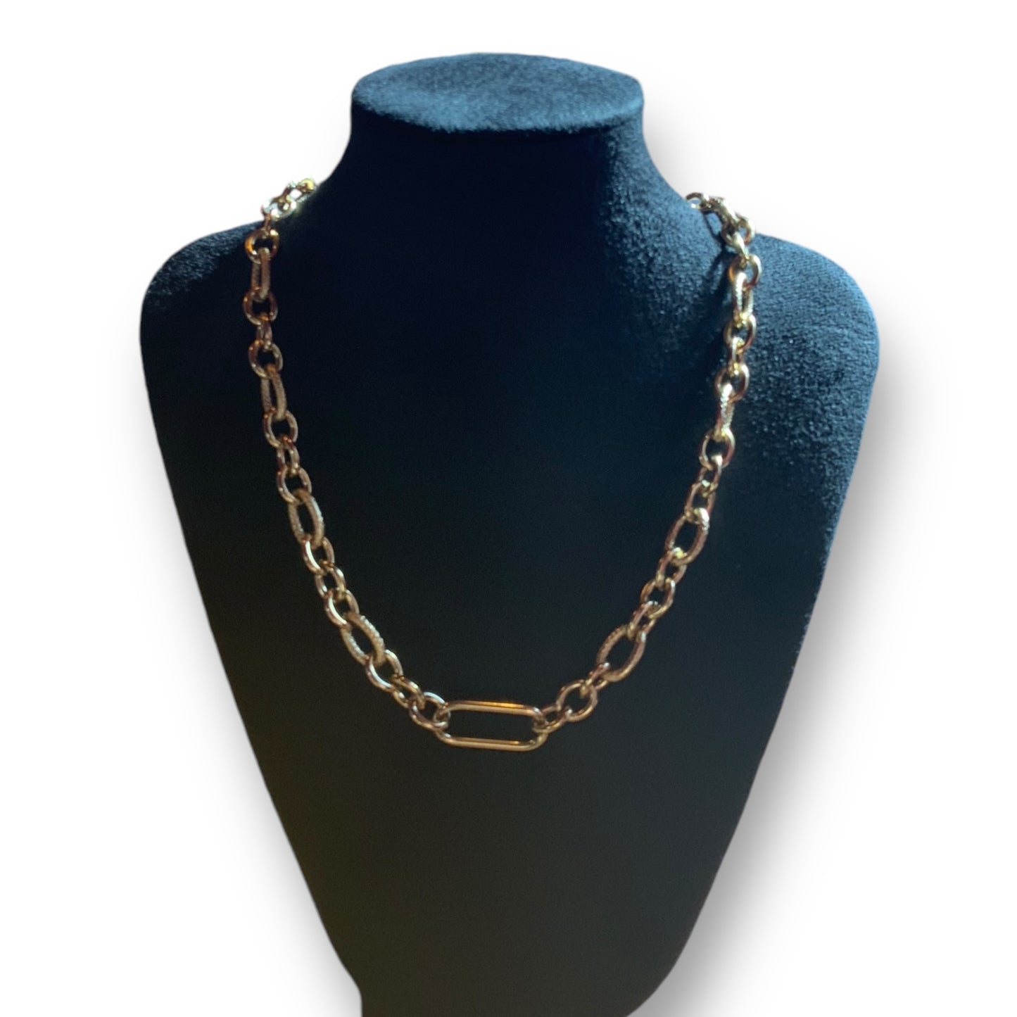 Collar de oro con diseño