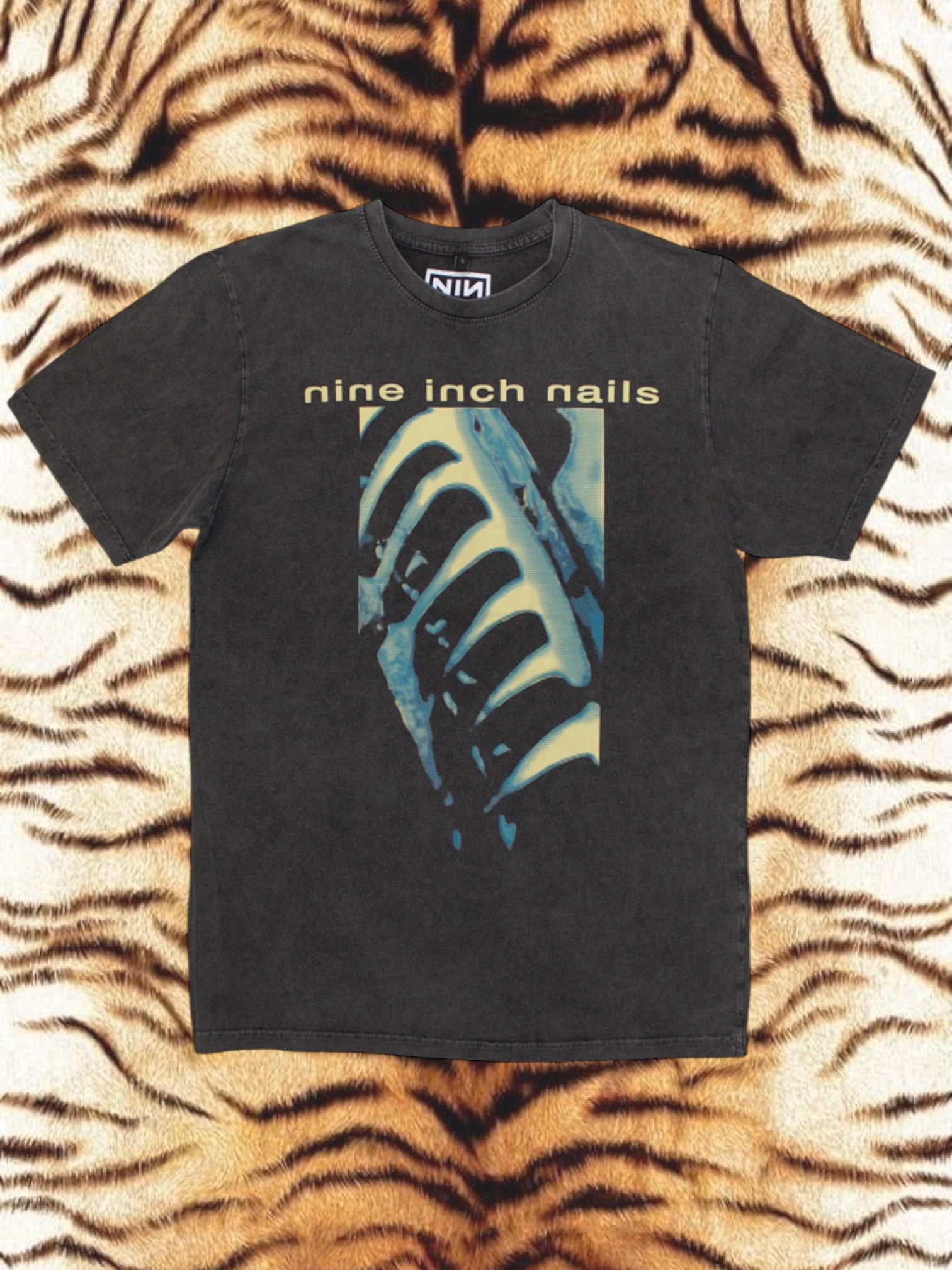 Camiseta Unisex Nine Inch Nails Lavado a la Piedra: Logotipo PHM y Texto (Gris Carbón)