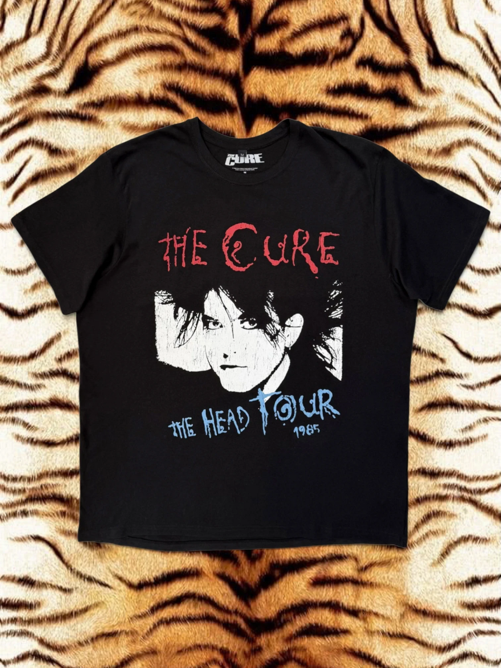 The Cure Premium Carbon T-Shirt – The Head Tour ’85 (100% Algodón Peinado, Acabado Suave Premium)