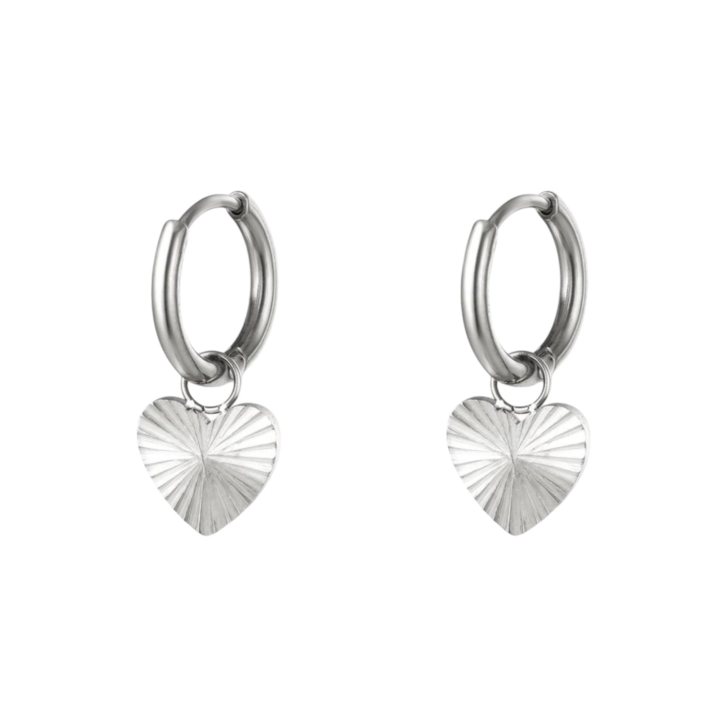 Pendientes de plata con corazón.