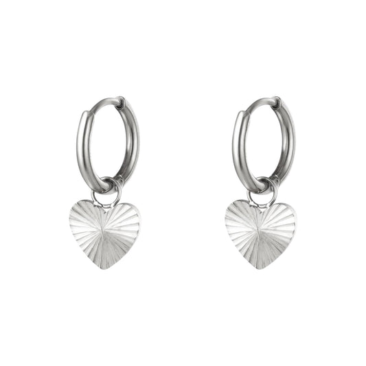 Pendientes de plata con corazón.