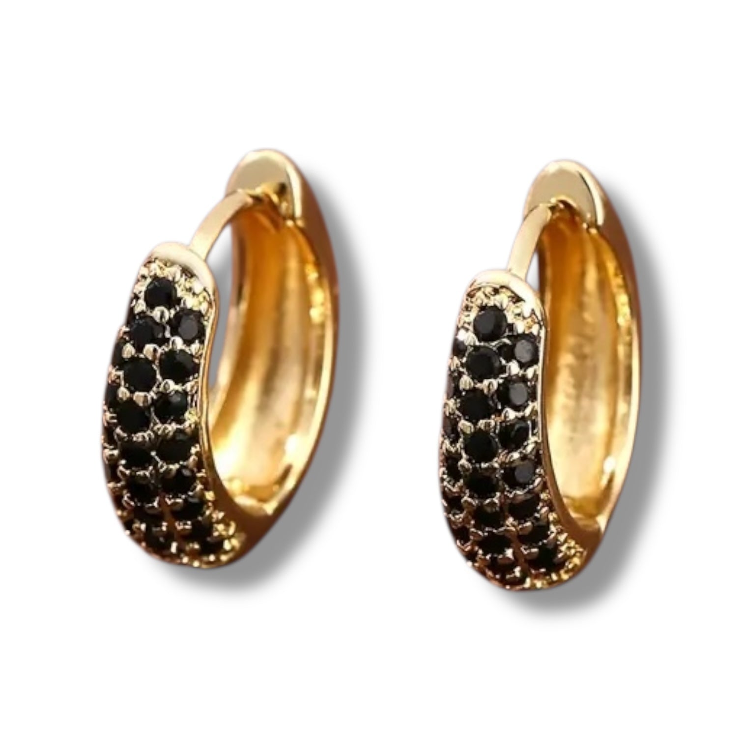 Kleine gouden oorringen met zwarte steentjes