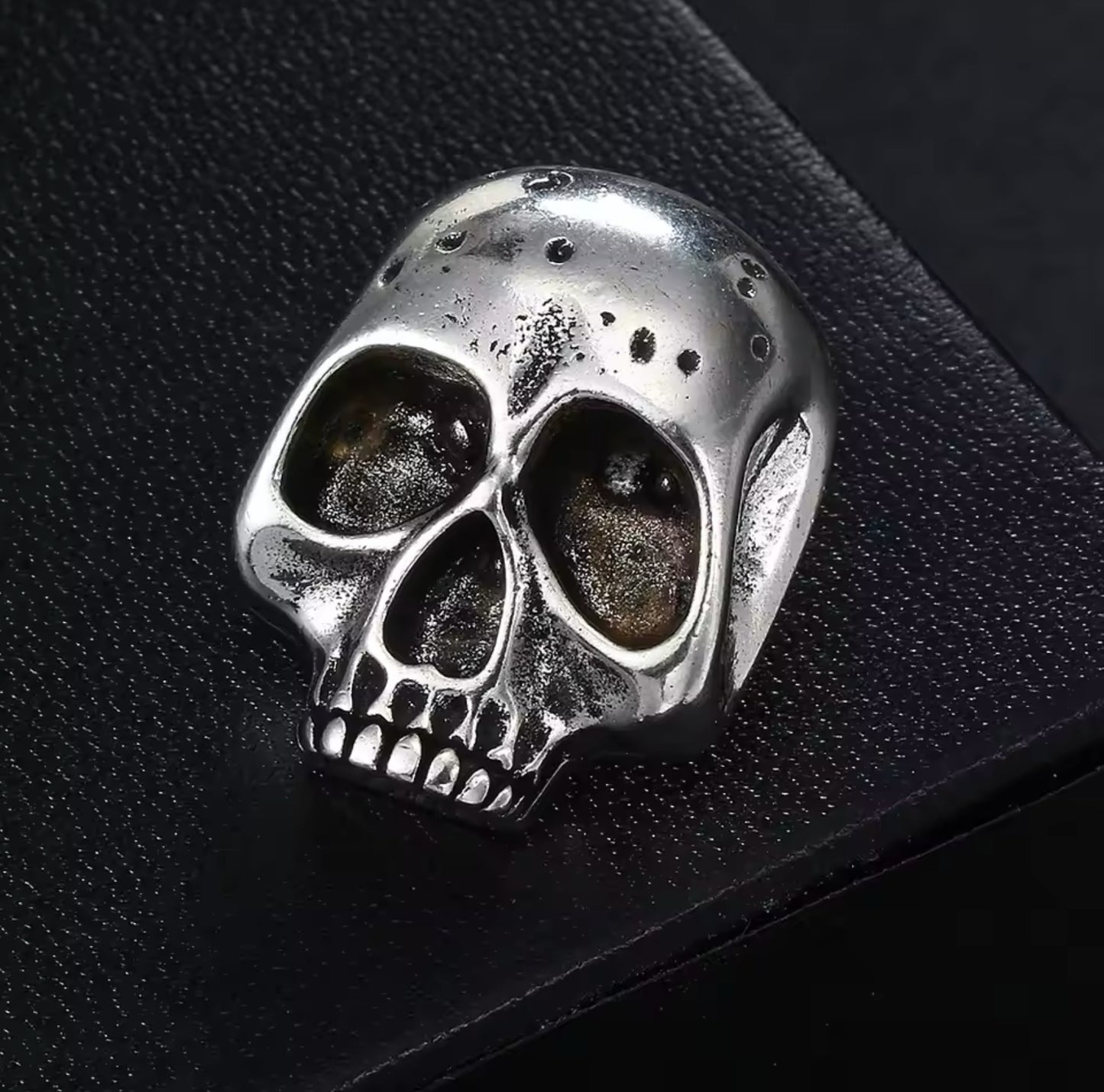 Skull pin silver