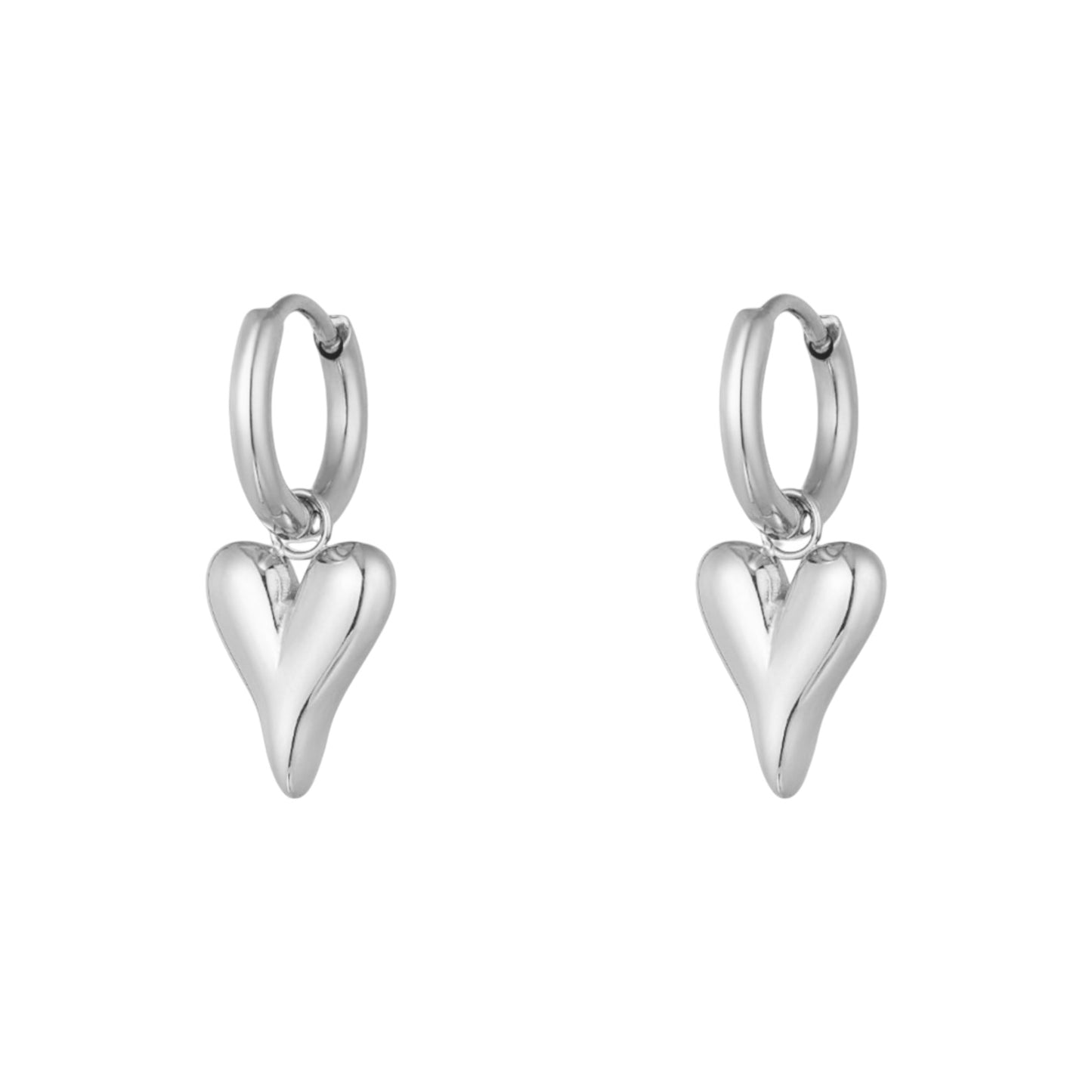 Pendientes de plata con corazón.