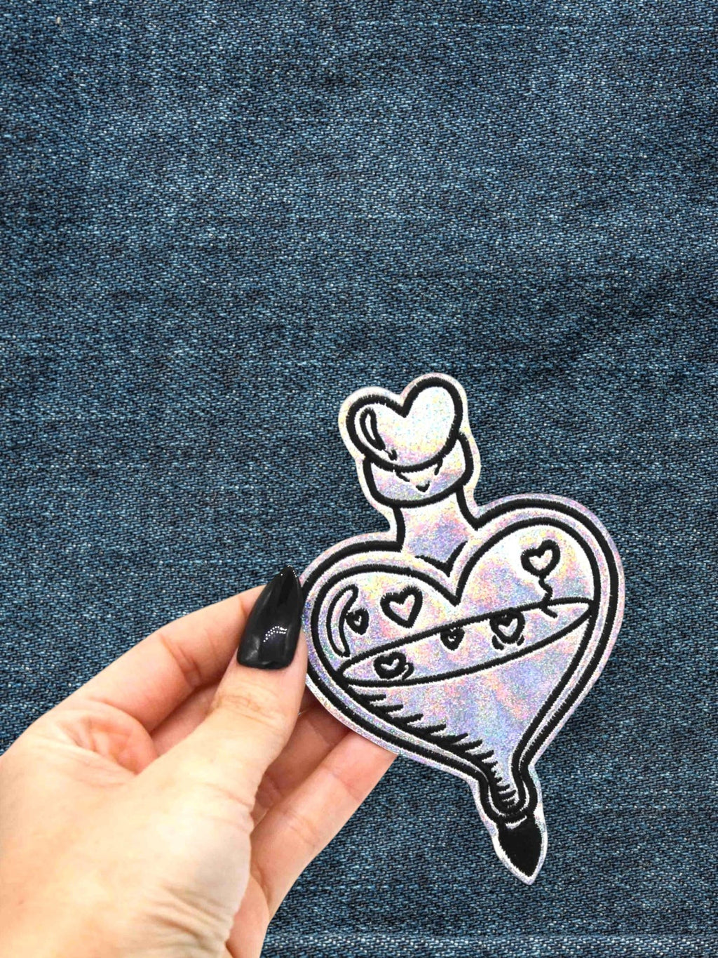 Parche bordado holográfico con purpurina plateada de poción de amor