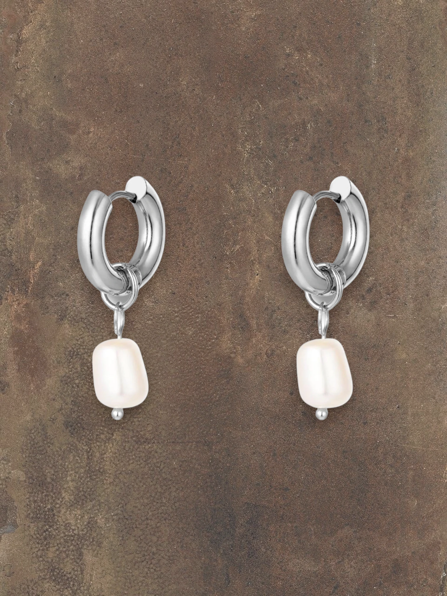 Zilveren oorringen met parel hanger