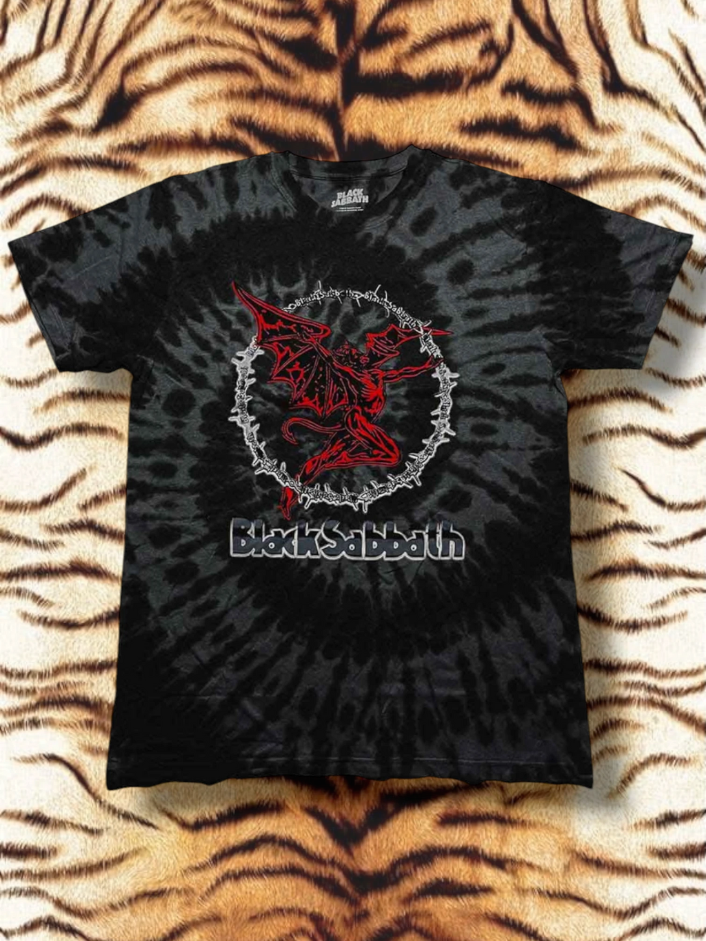 Camiseta unisex Black Sabbath: Red Henry (negra) (Wash Collection)
