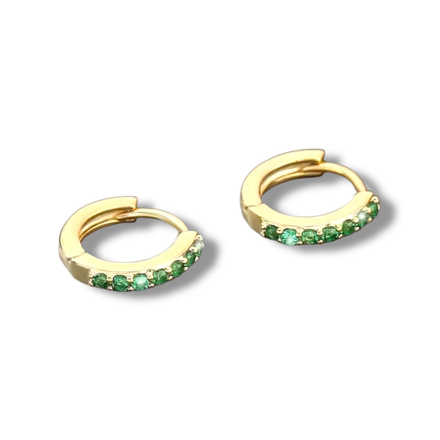 Kleine gouden oorringen met groene steentjes