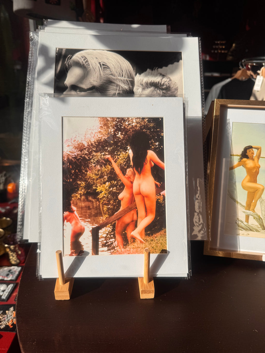 Girls at a Nudist Camp By Bunny Yeager - Passe-Partout photo Print