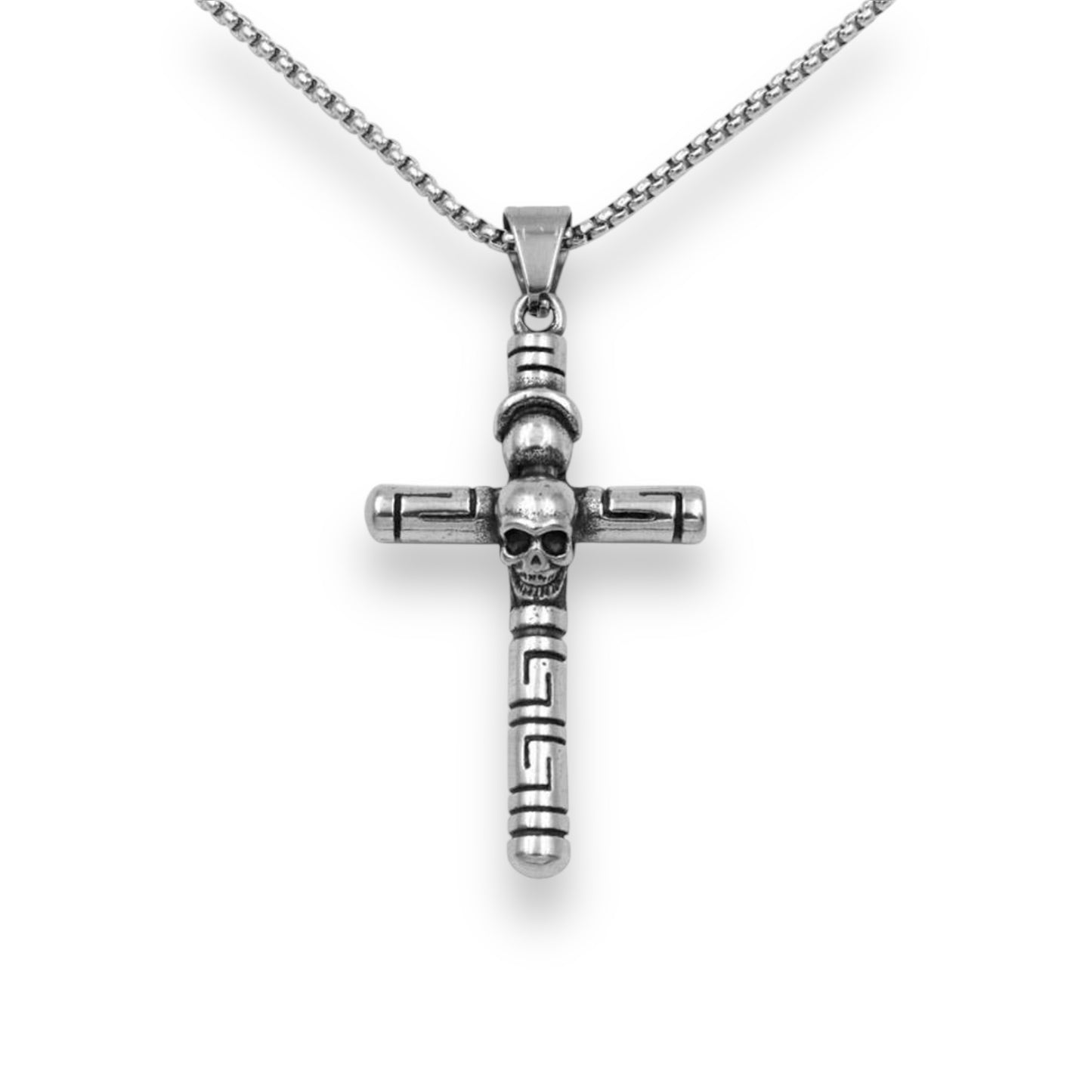 Cruz de plata con colgante de calavera.