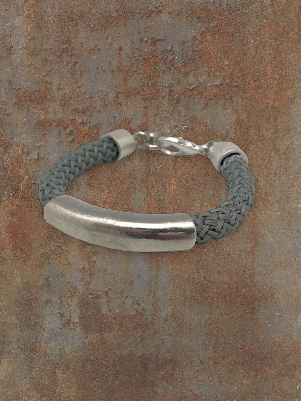 WILDSIDE "Naut" gray cotton cord bracelet with silver-plated zamak tube and lobster clasp. Hypoallergenic.