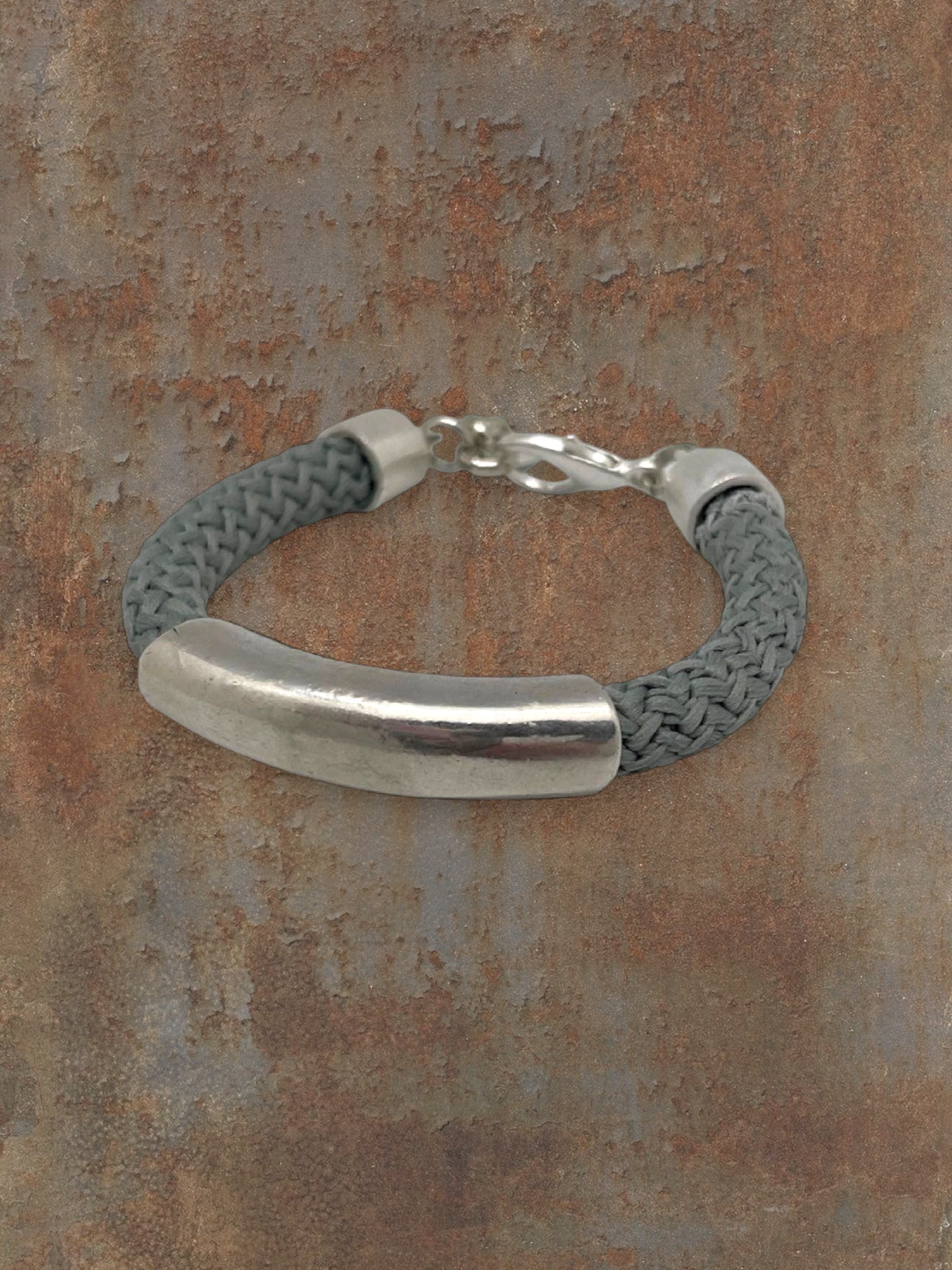 WILDSIDE "Naut" gray cotton cord bracelet with silver-plated zamak tube and lobster clasp. Hypoallergenic.