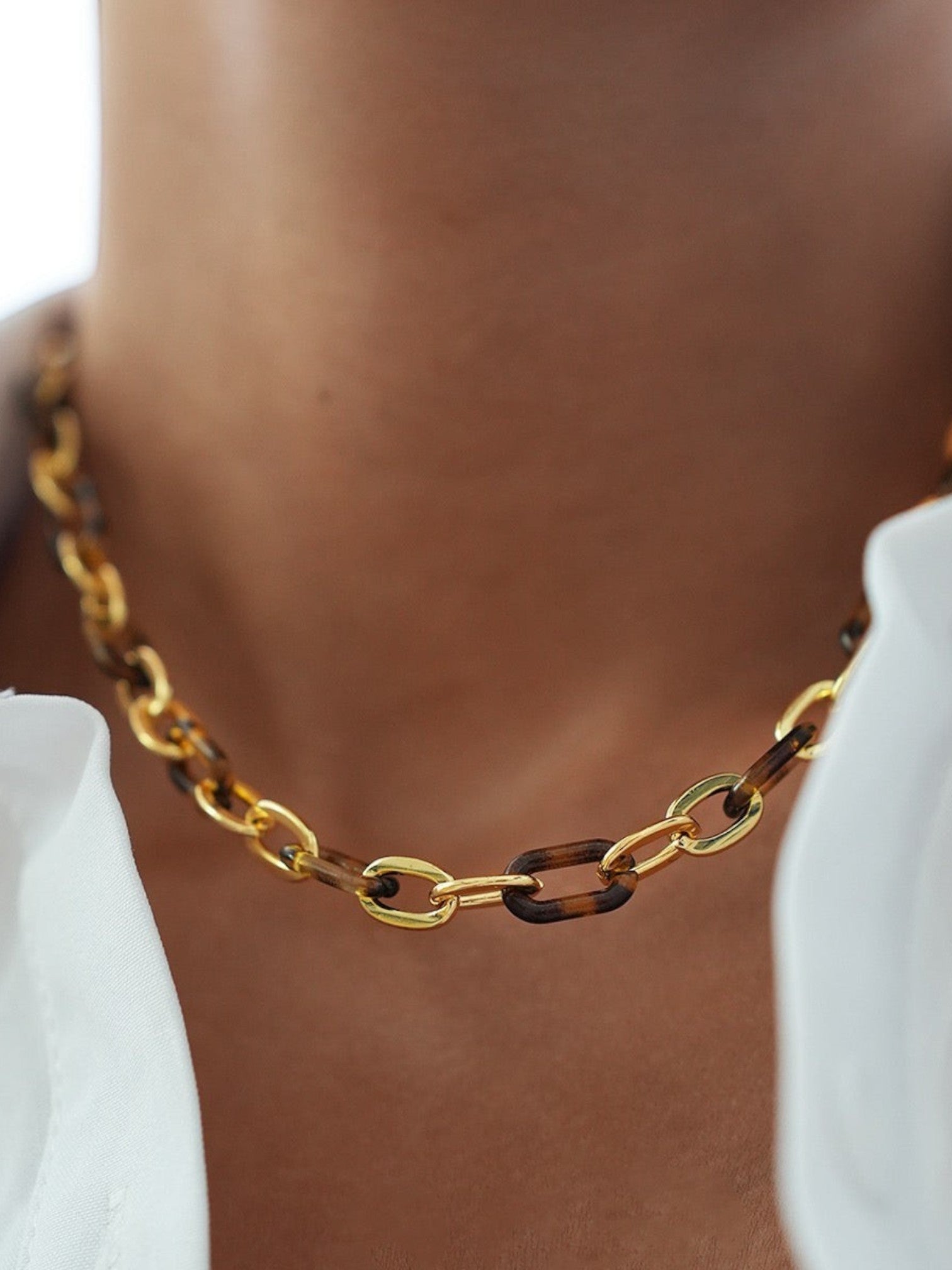 WILDSIDE gold chain necklace with tortoise shell links, made of stainless steel.