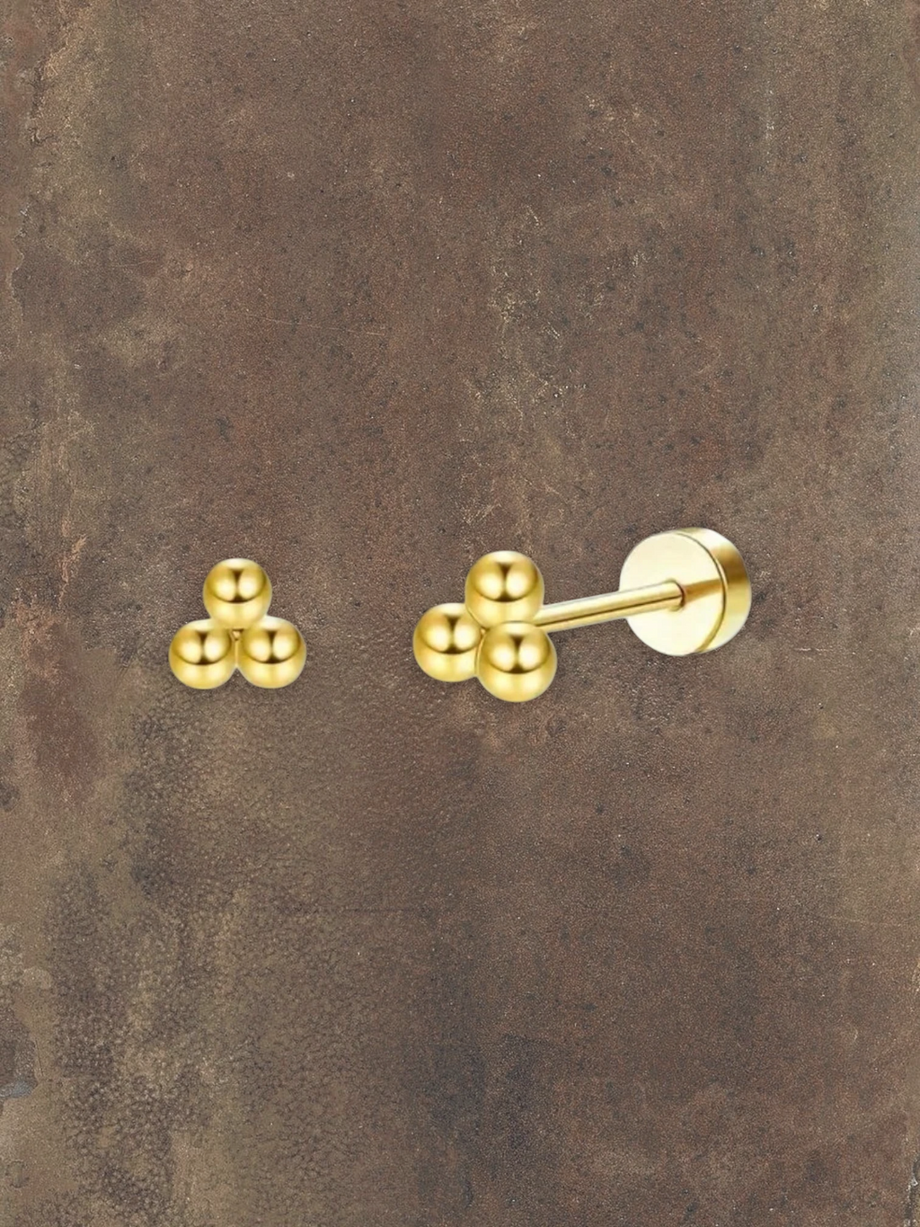 WILDSIDE gold labret piercing with a cluster of three small spheres. Elegant and versatile for any occasion.