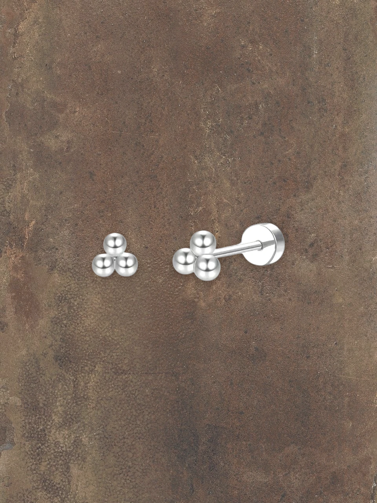WILDSIDE silver labret piercing with a cluster of three small spheres. Elegant and minimalist.