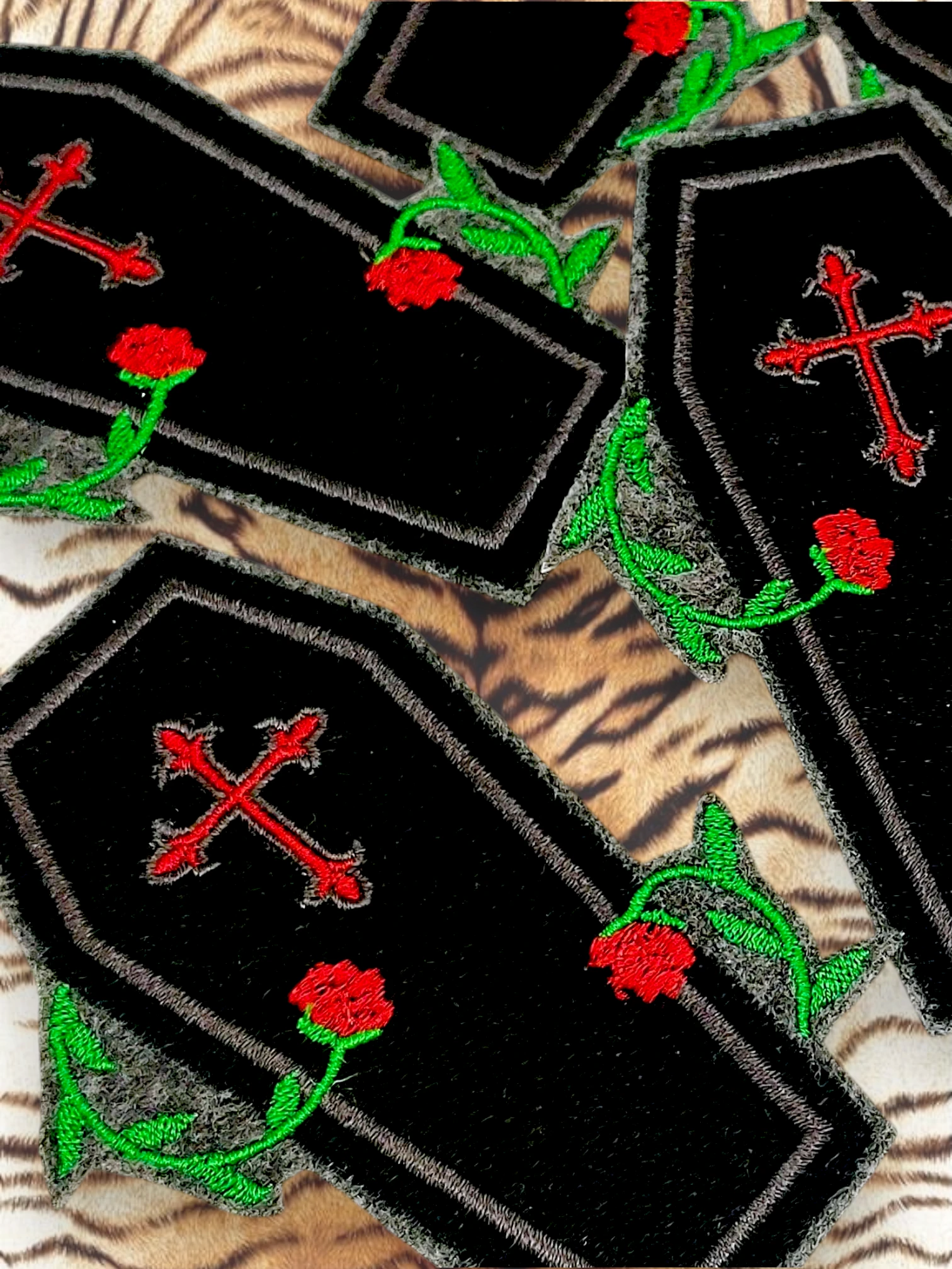 Parche bordado para planchar gótico de ataúd y rosas