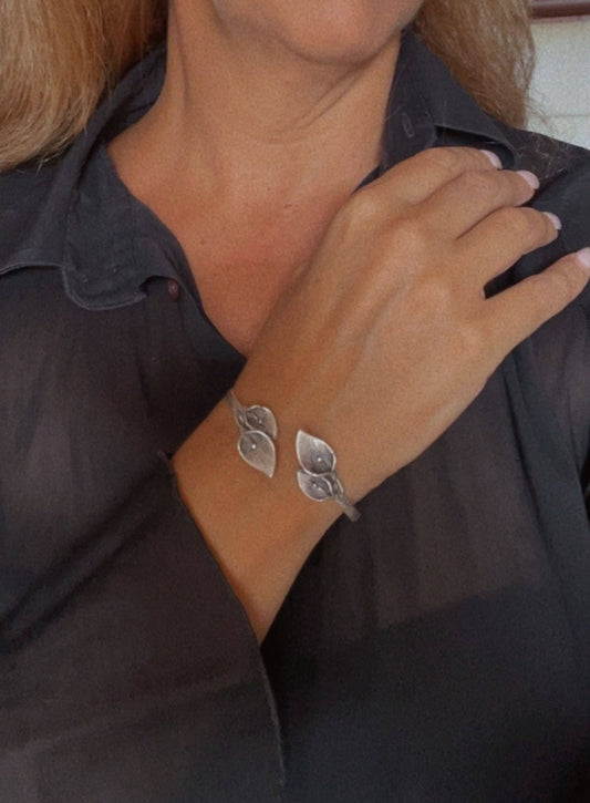 Double cleats bracelet in 7micron silver adjustable brass