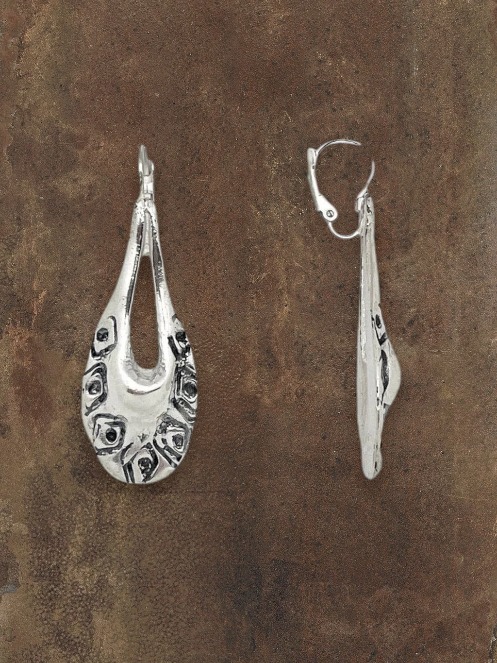 WILDSIDE teardrop engraved silver drop earrings with aged silver contrast. Antiallergic, made in Spain.