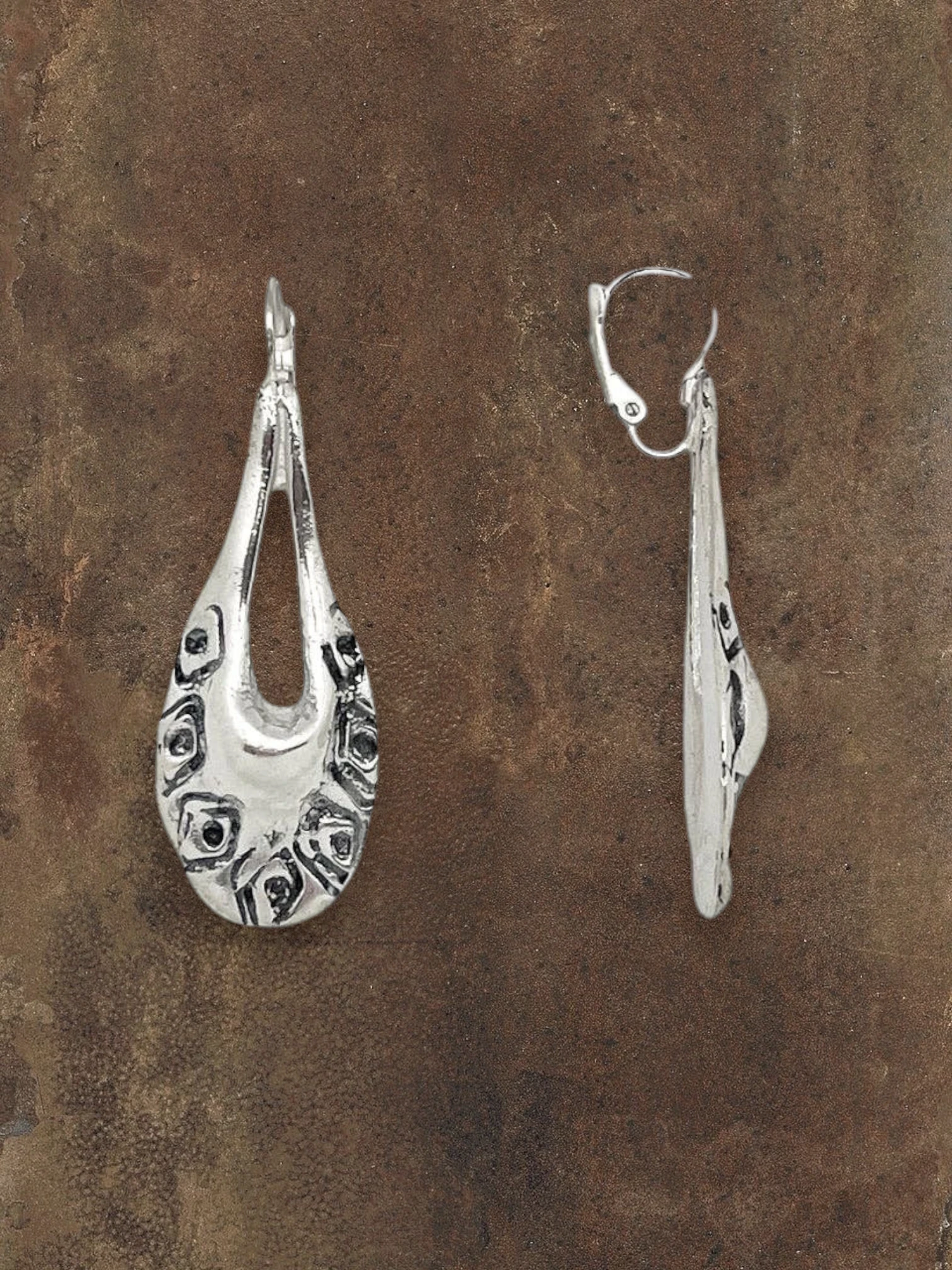 WILDSIDE teardrop engraved silver drop earrings with aged silver contrast. Antiallergic, made in Spain.