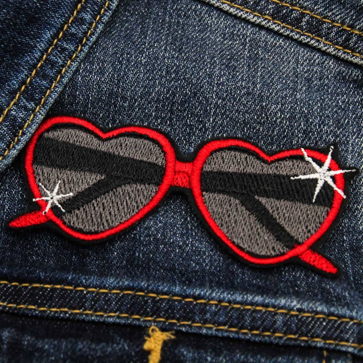 Parche termoadhesivo con gafas de sol en forma de corazón rojo Rockabilly