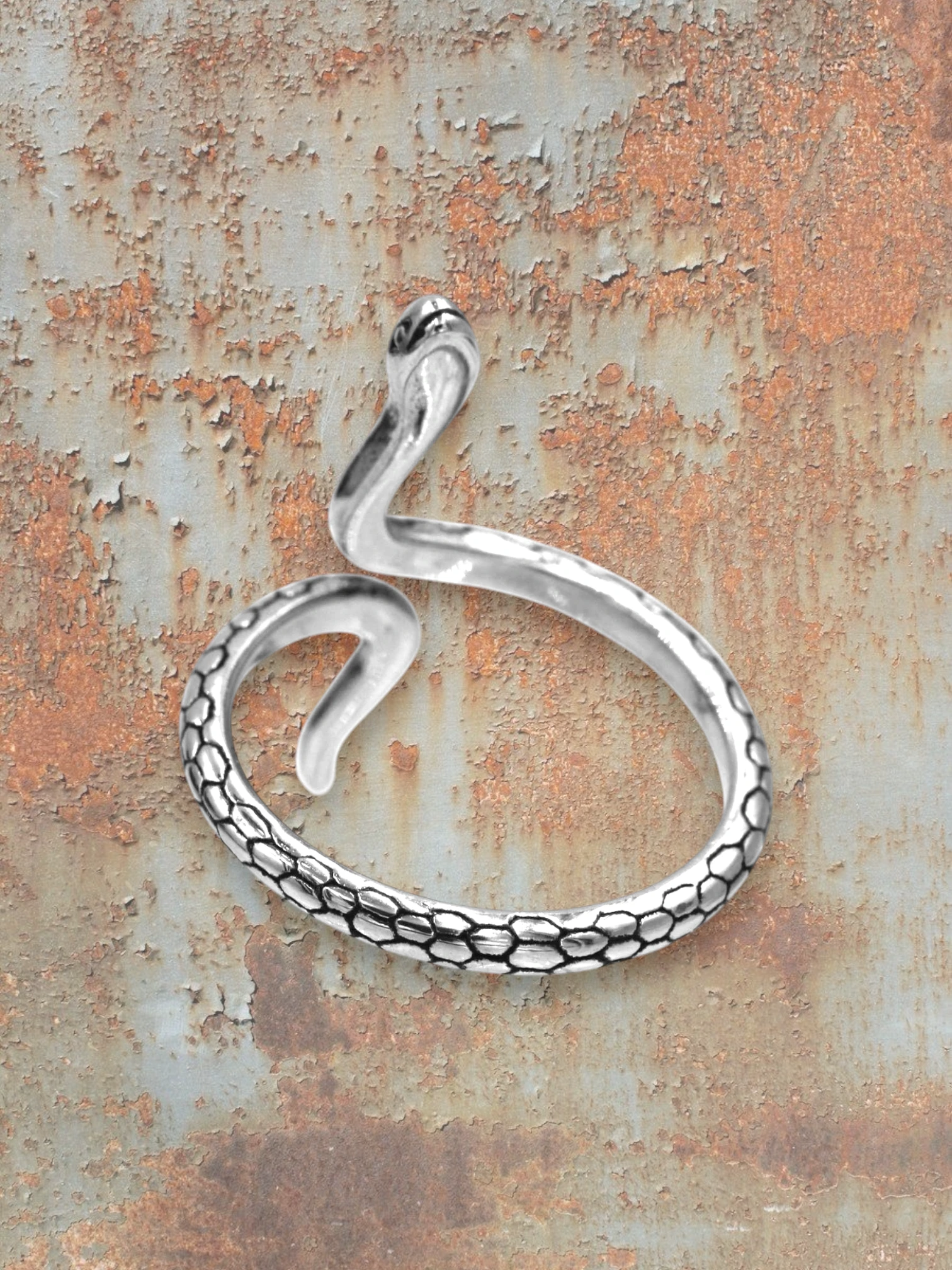 WILDSIDE silver snake ring with textured scales and polished finish. Made from 316L stainless steel.