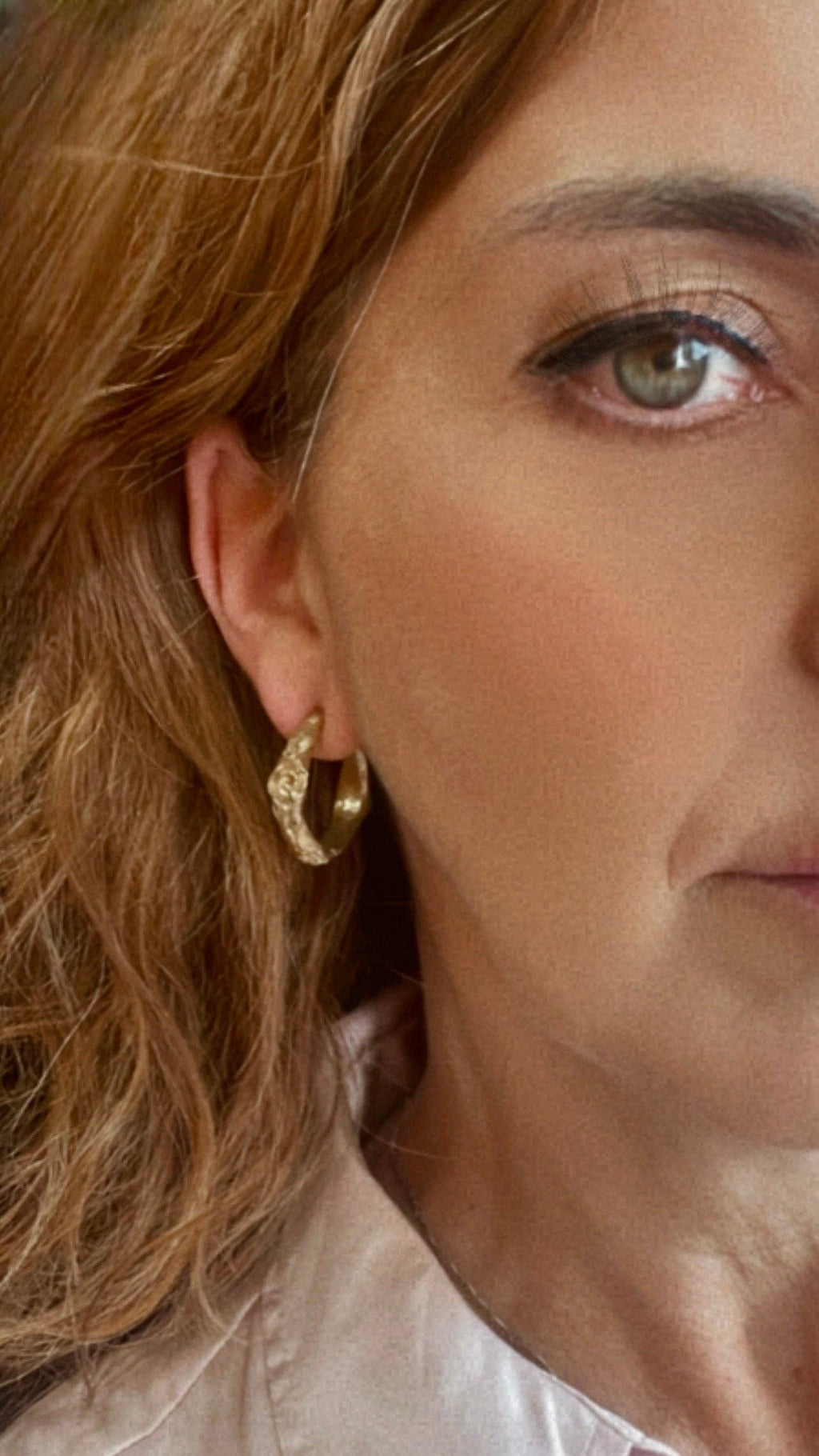Zamak gold hoop earring with embossed flower