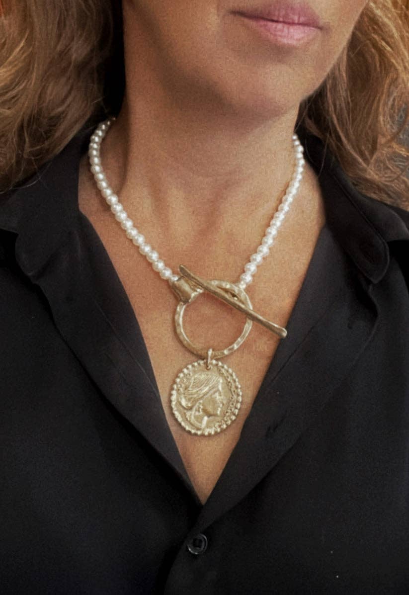 Pearl necklace with round clasp and GR coin in gold