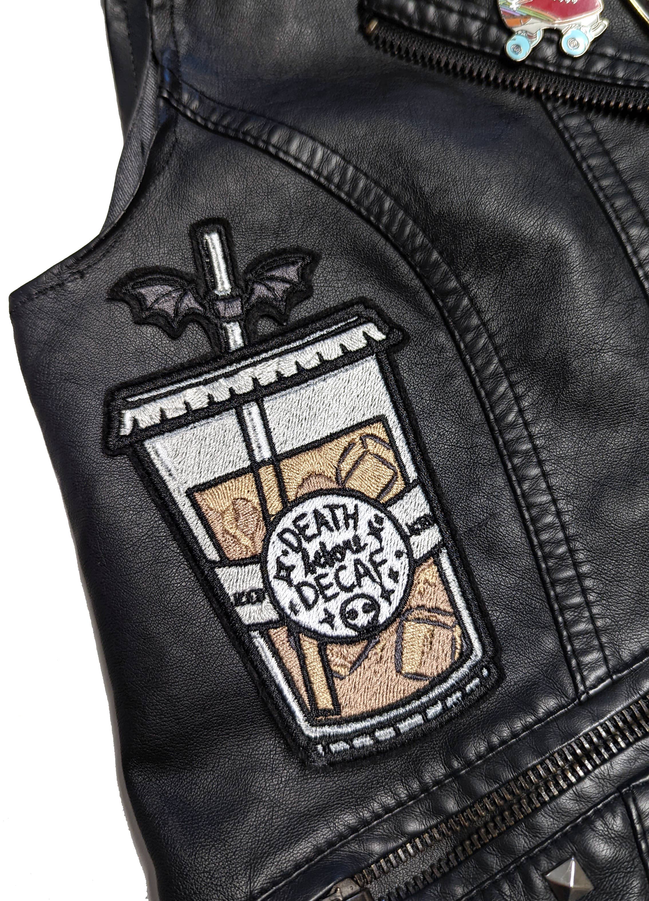 Parche bordado de muerte espeluznante antes del café helado descafeinado