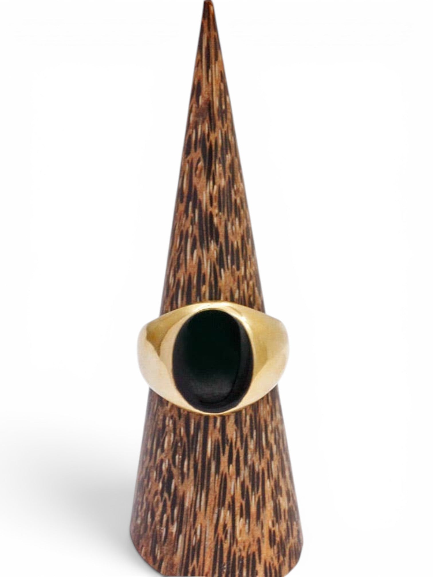 Gouden ring met zwarte steen rond