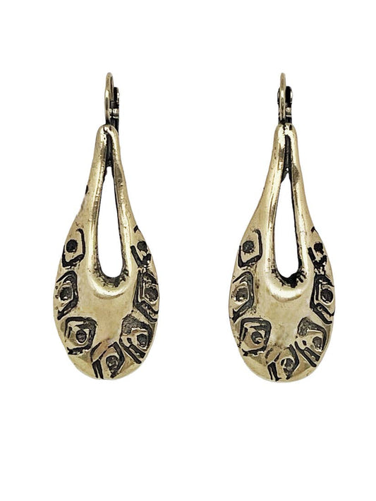 Sleepy teardrop crossbow earring engraved in gold