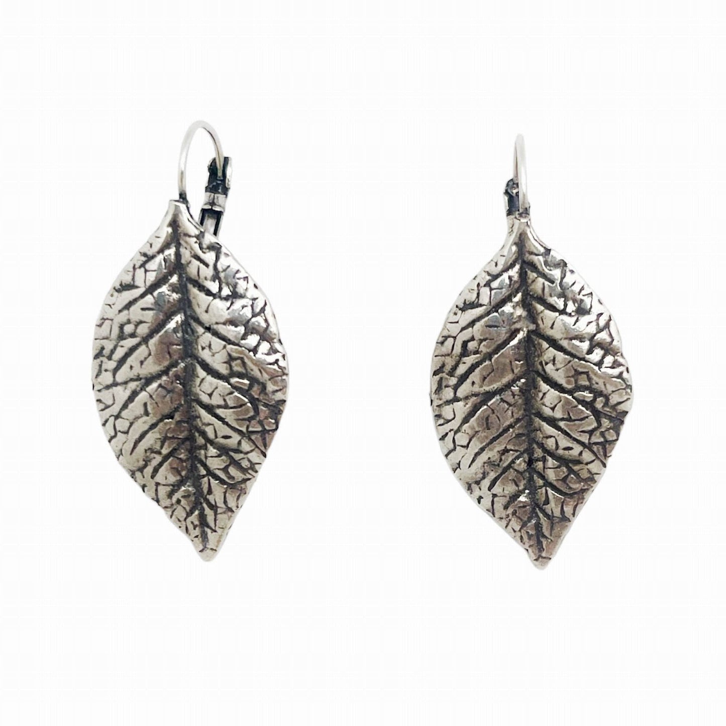 Sleepy leaf pendant in silver plated