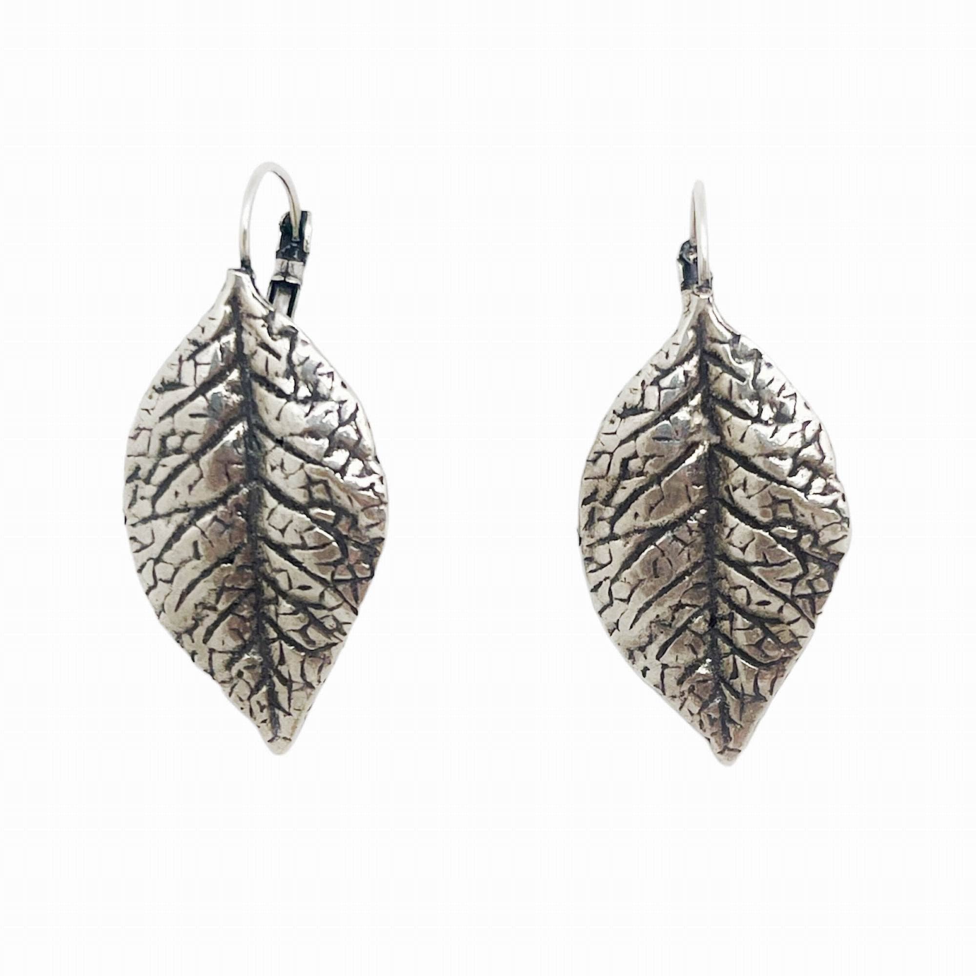 Sleepy leaf pendant in silver plated