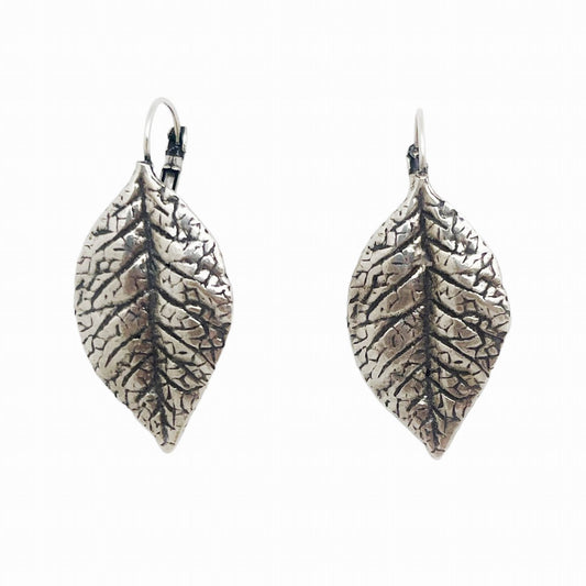 Sleepy leaf pendant in silver plated