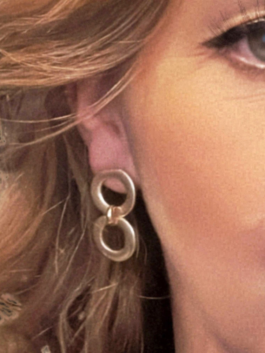 WILDSIDE double hoop pendant earring in gold-plated zamak. Anti-allergenic and sustainable.