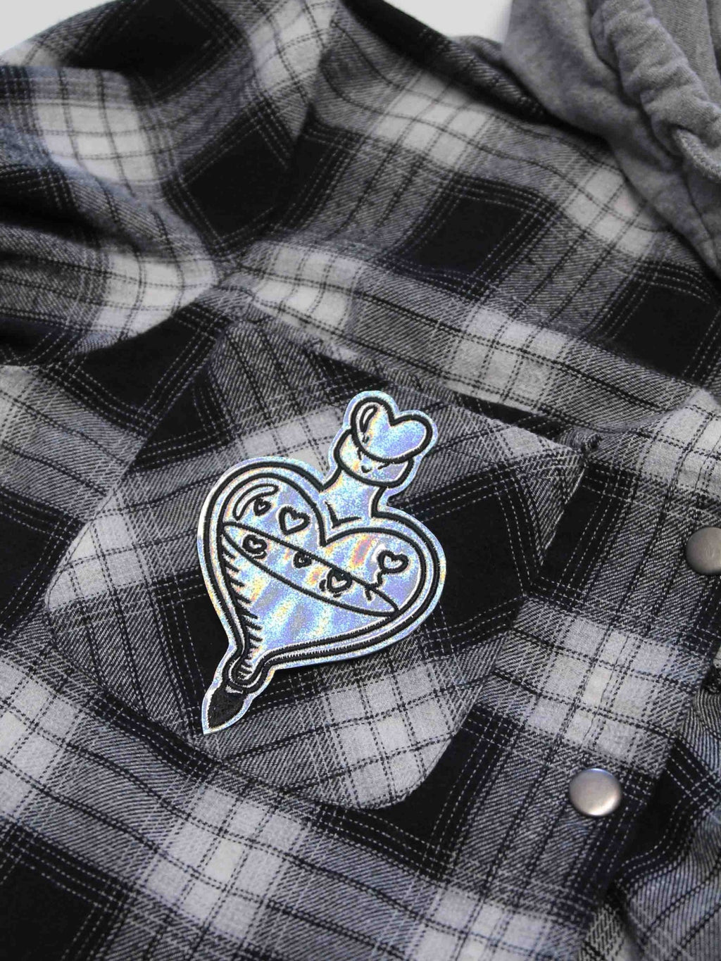 Parche bordado holográfico con purpurina plateada de poción de amor