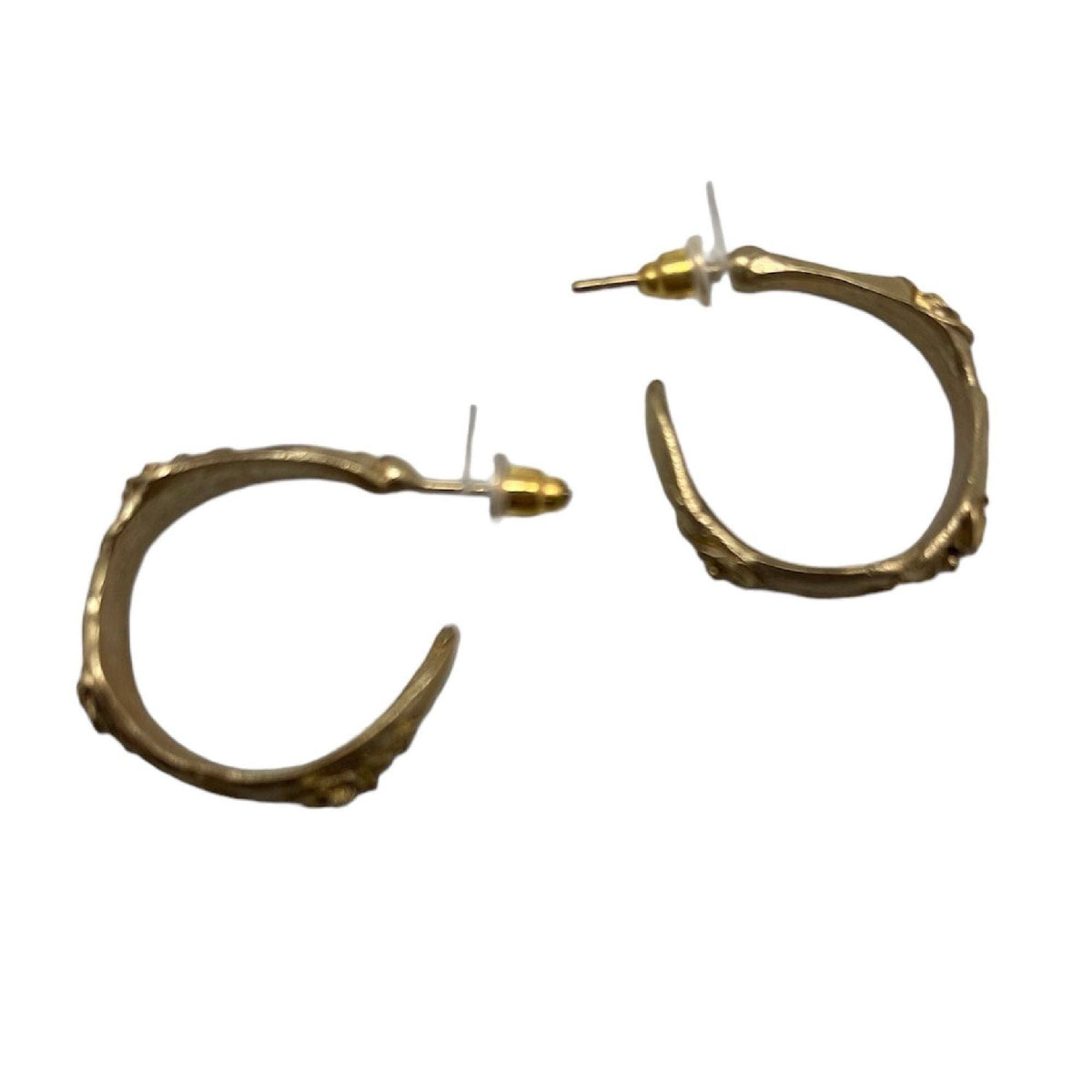 Zamak gold hoop earring with embossed flower