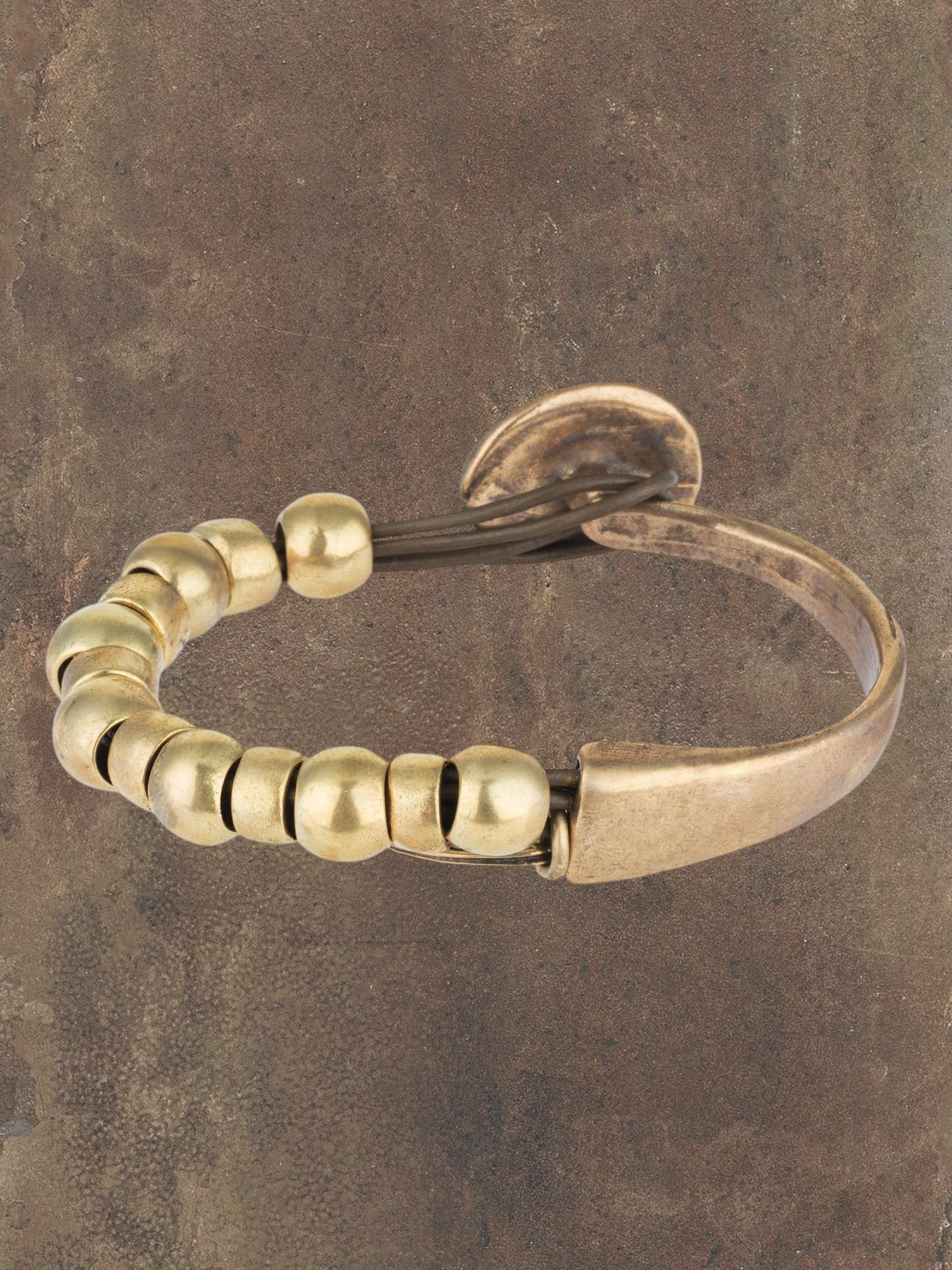 WILDSIDE Gloria Mago brown leather bracelet with gold-tone zamak beads and clasp, made in Spain.
