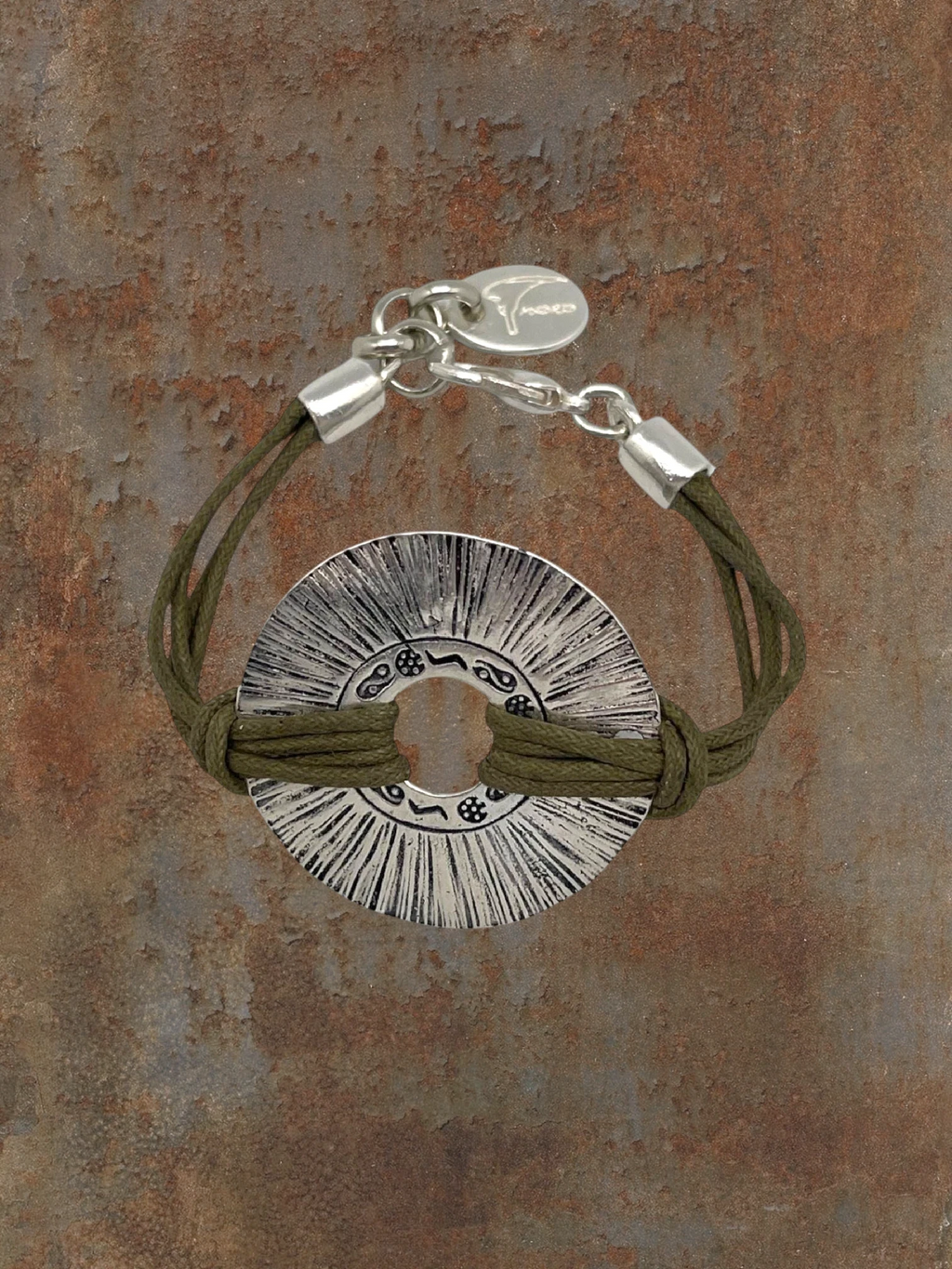 WILDSIDE Etnia bracelet featuring a silver-plated textured disc on a khaki cotton cord with a lobster clasp.