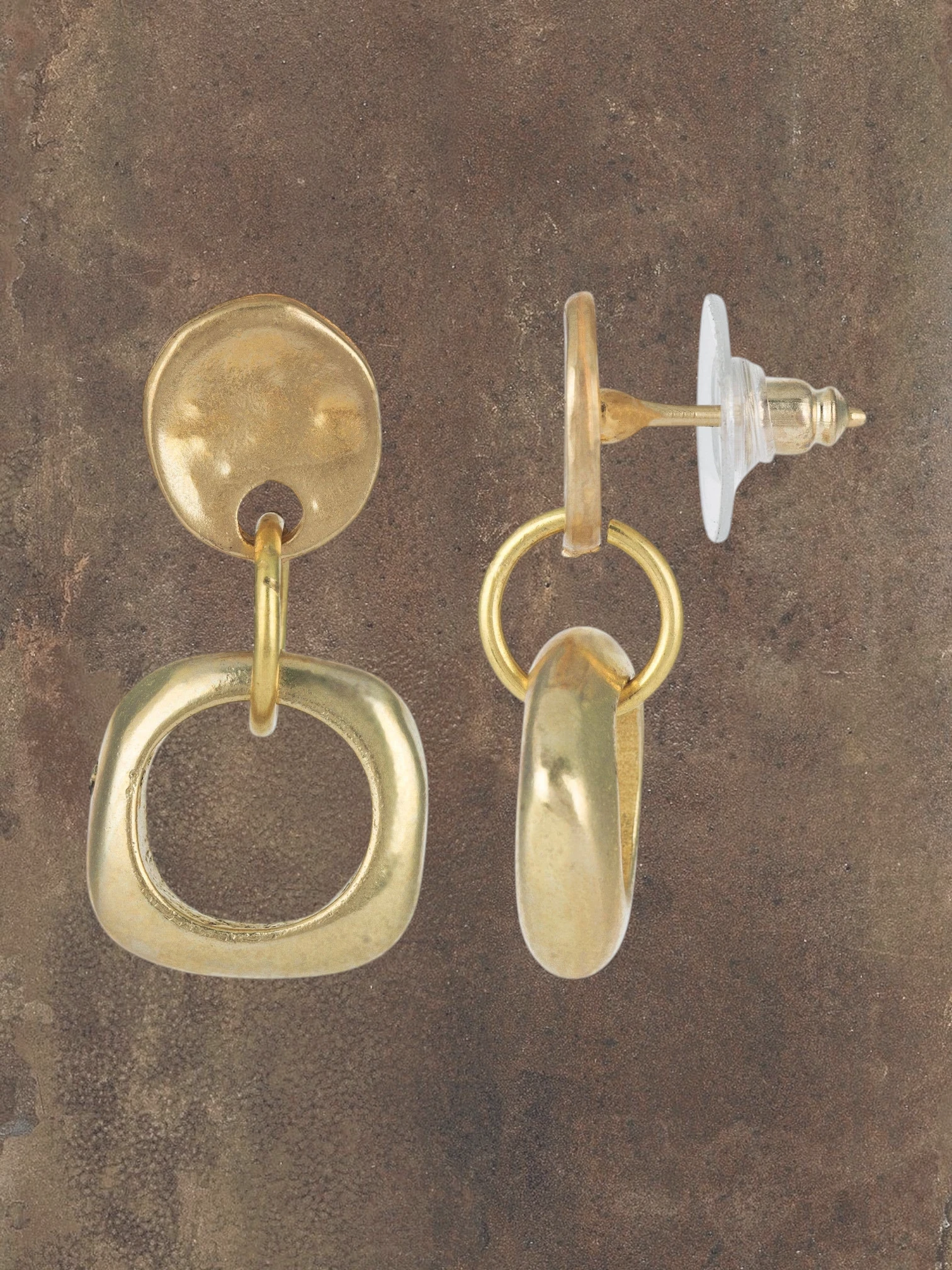 WILDSIDE gold-plated zamak earrings with embossed head design and irregular elements. 2.5cm length, hypoallergenic, stud fastening.