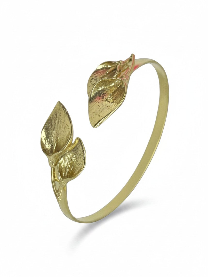 WILDSIDE gold leaf cuff bracelet with realistic botanical motifs and an open design for a sophisticated look.