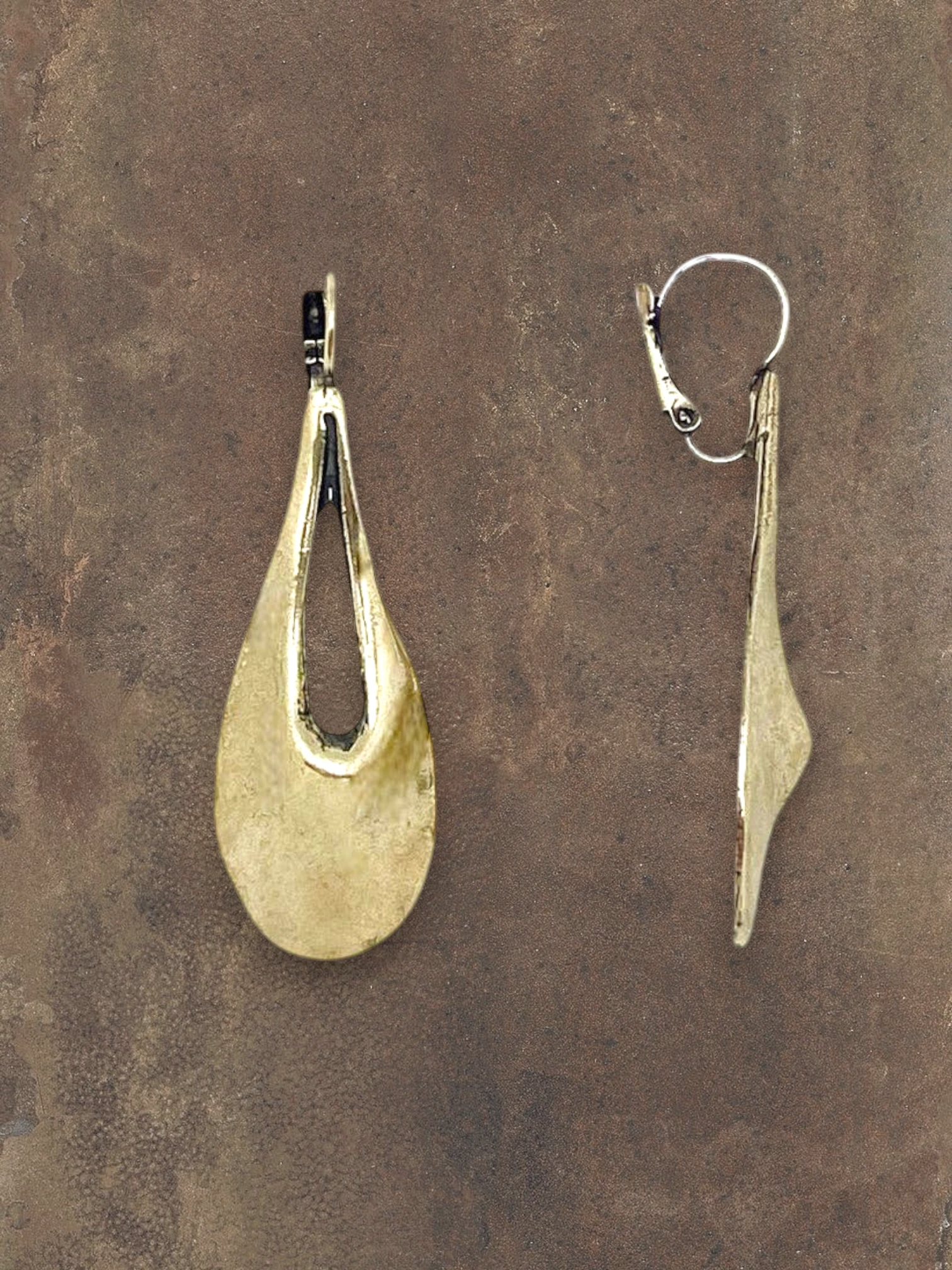WILDSIDE gold teardrop dangle earrings with a smooth, open design. Anti-allergic and sustainably made in Spain.