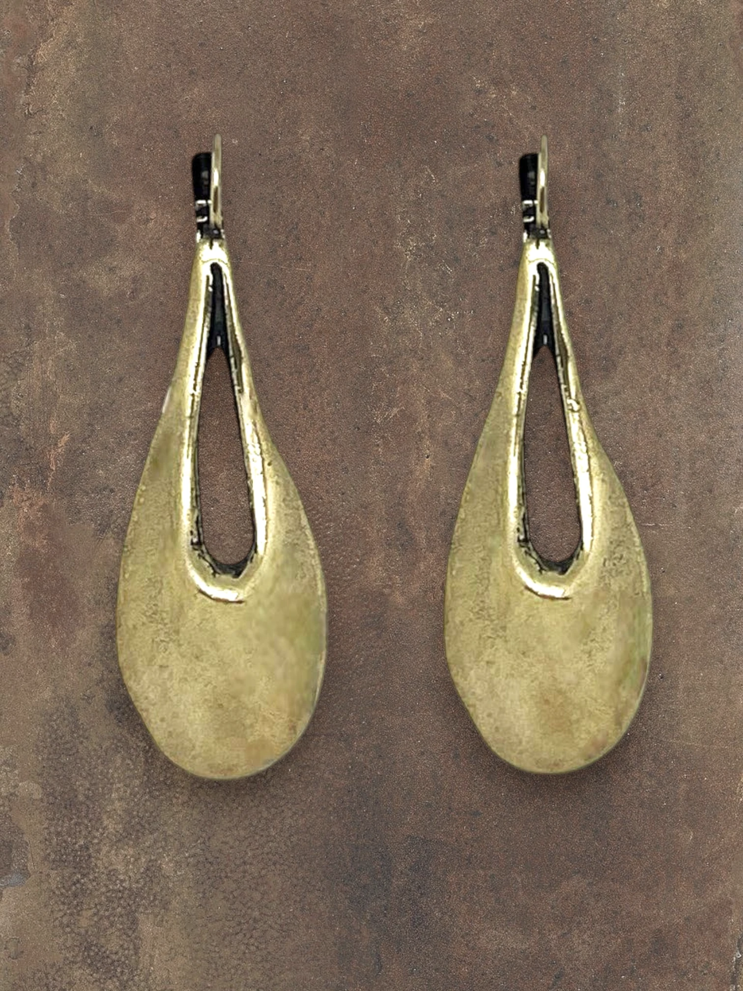 WILDSIDE gold teardrop dangle earrings with a smooth, open design. Anti-allergic and sustainably made.