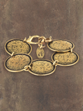 WILDSIDE hammered gold oval link bracelet with moon badges, verguld zamak, 17.5cm length, hypoallergenic.
