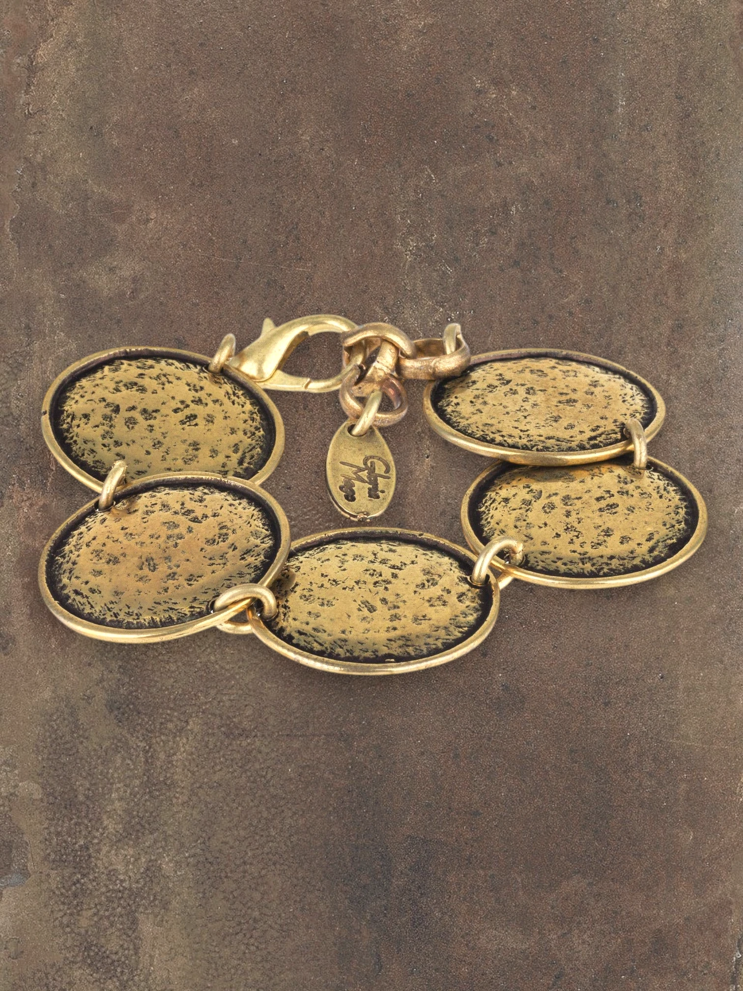 WILDSIDE hammered gold oval link bracelet with moon badges, verguld zamak, 17.5cm length, hypoallergenic.